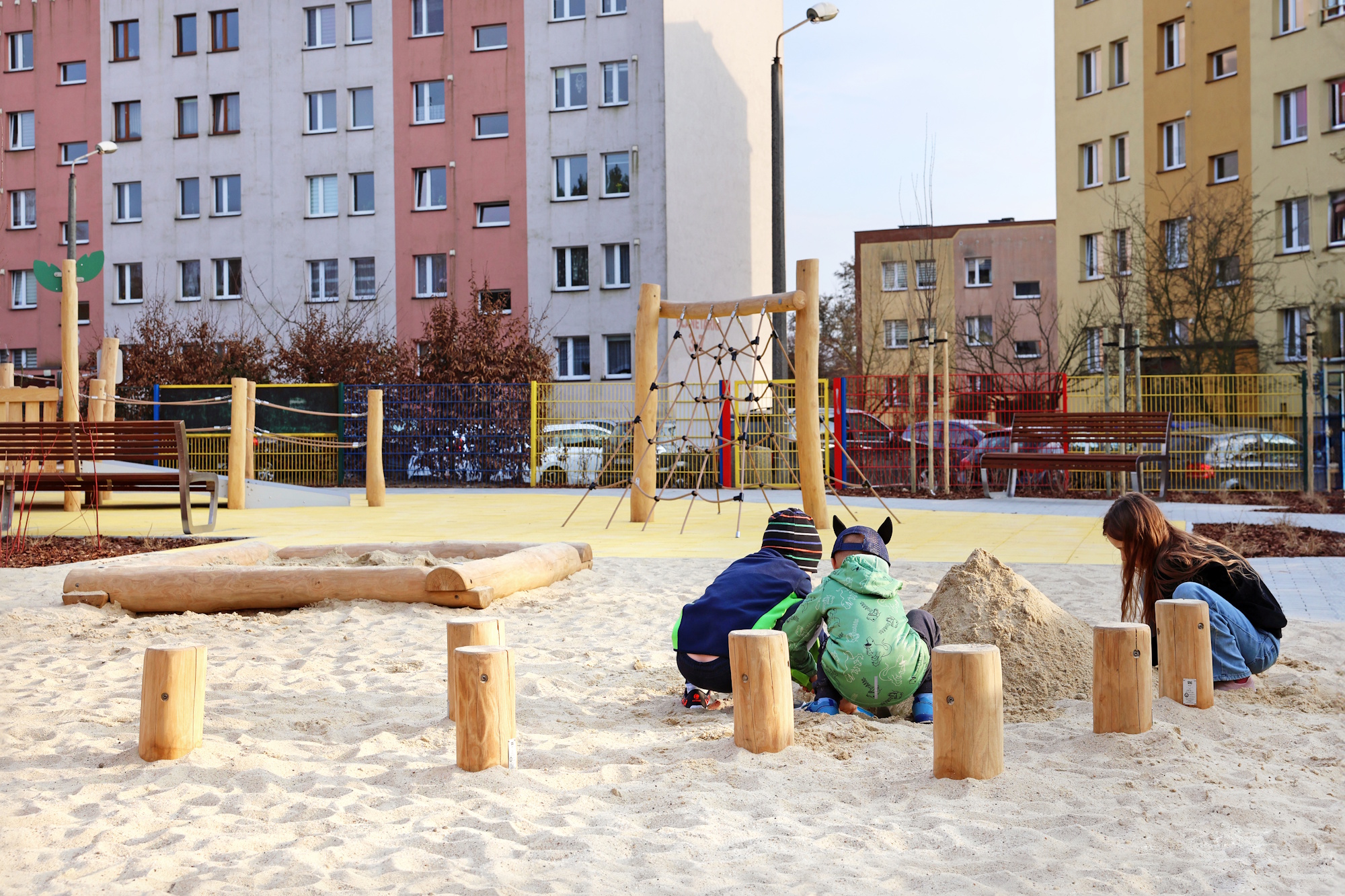 dzieci na placu zabaw