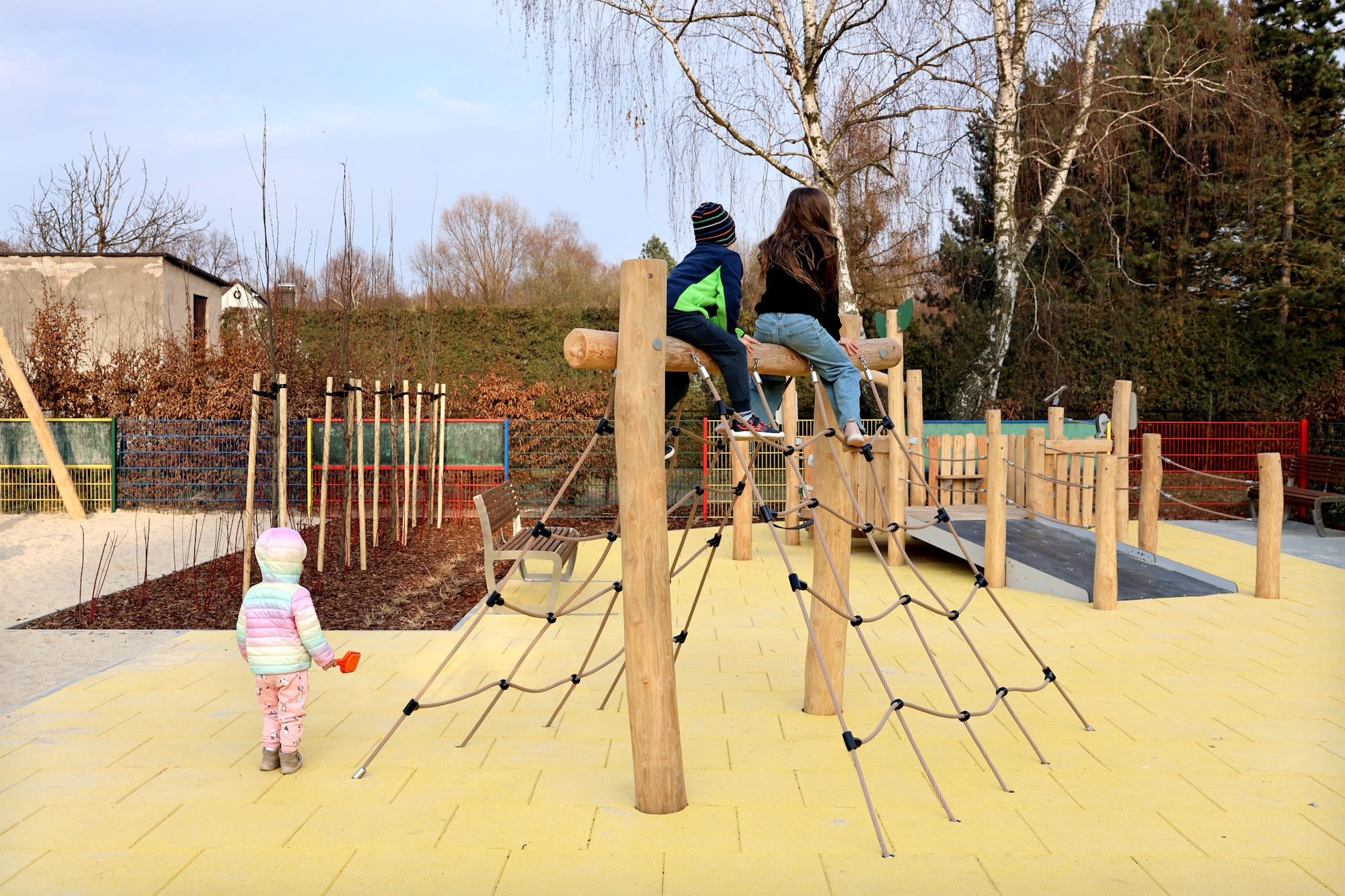 dzieci na drabince na placu zabaw