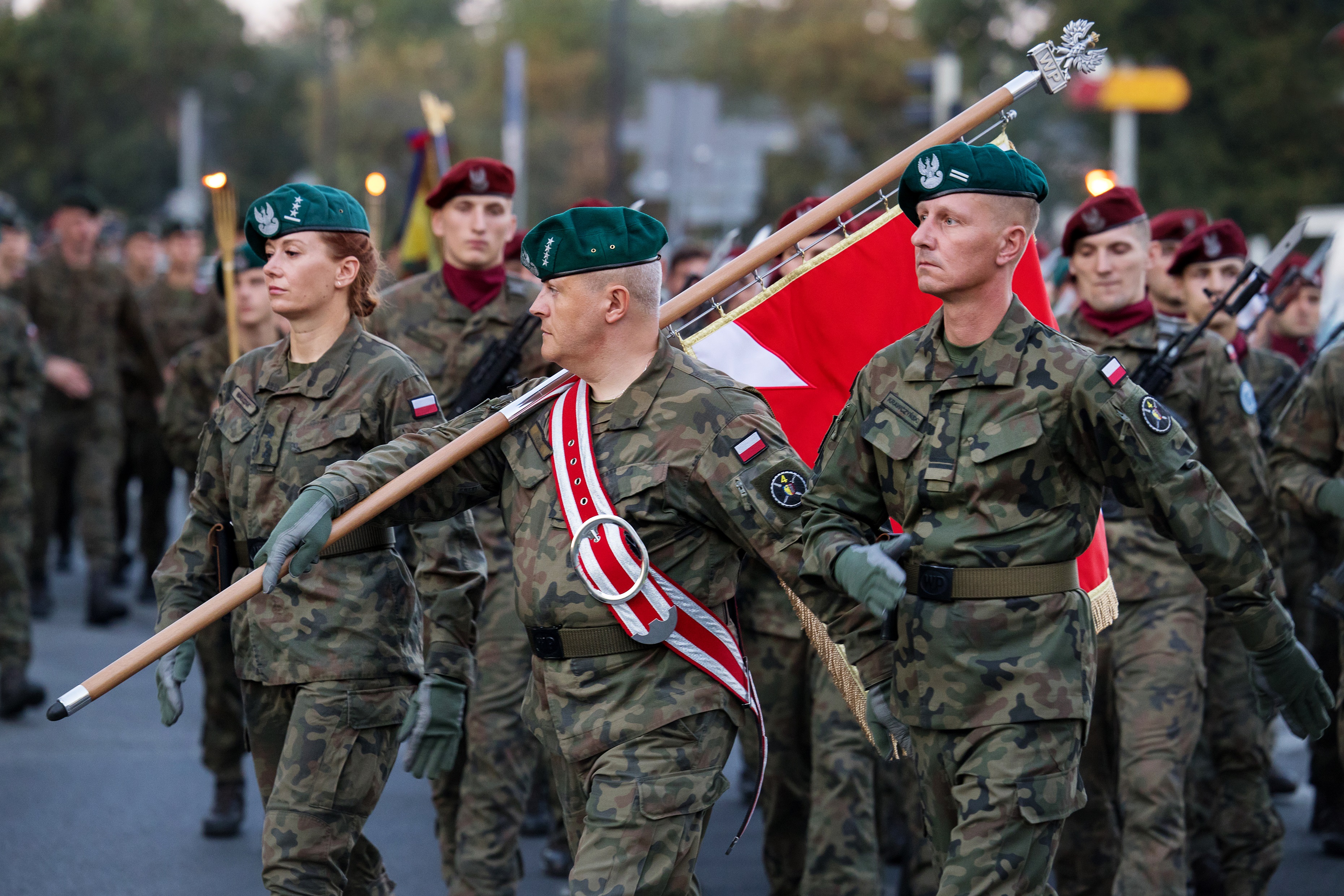 Żołnierze maszerujący ze sztandarem