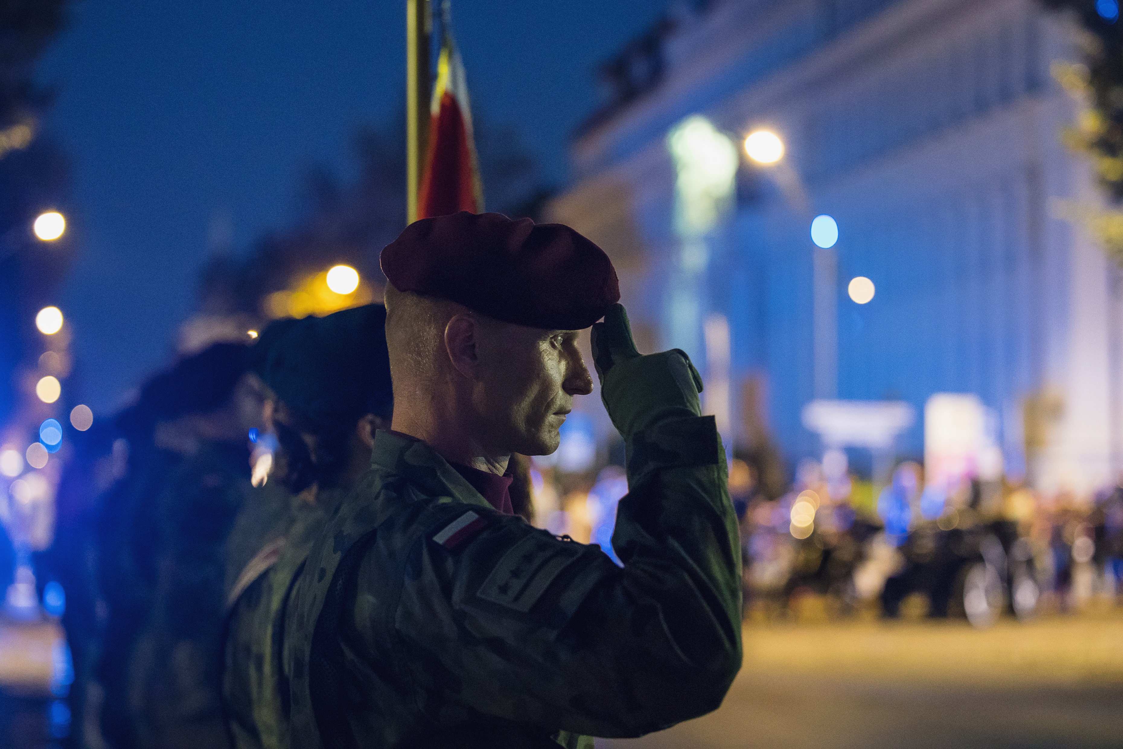 Salutujący żołnierze