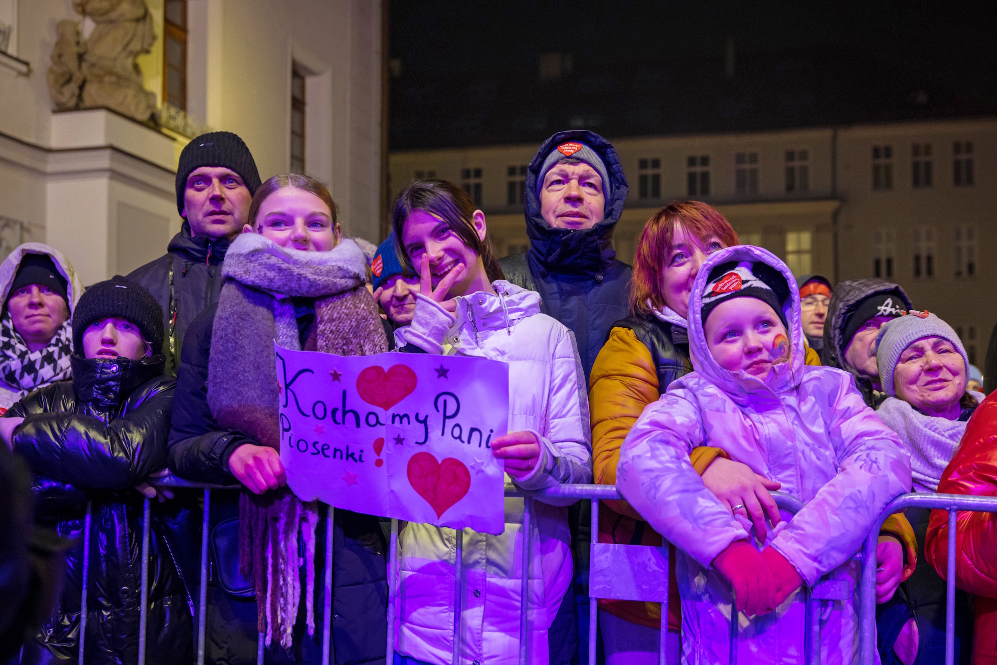 Ludzie na Rynku przed sceną