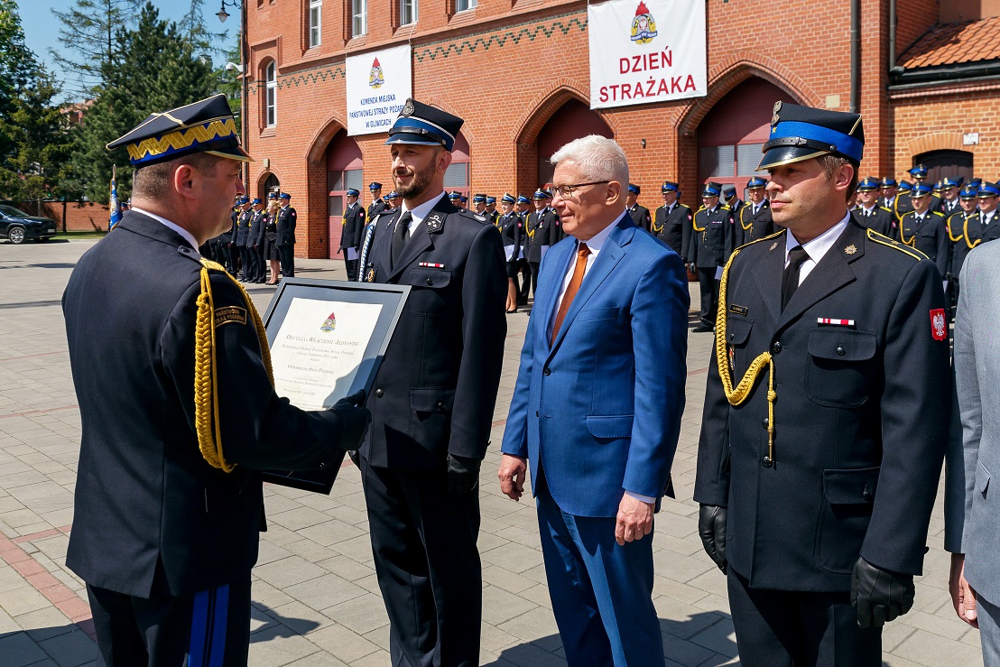 prezydetn Gliwic Adam Neumann i strażacy