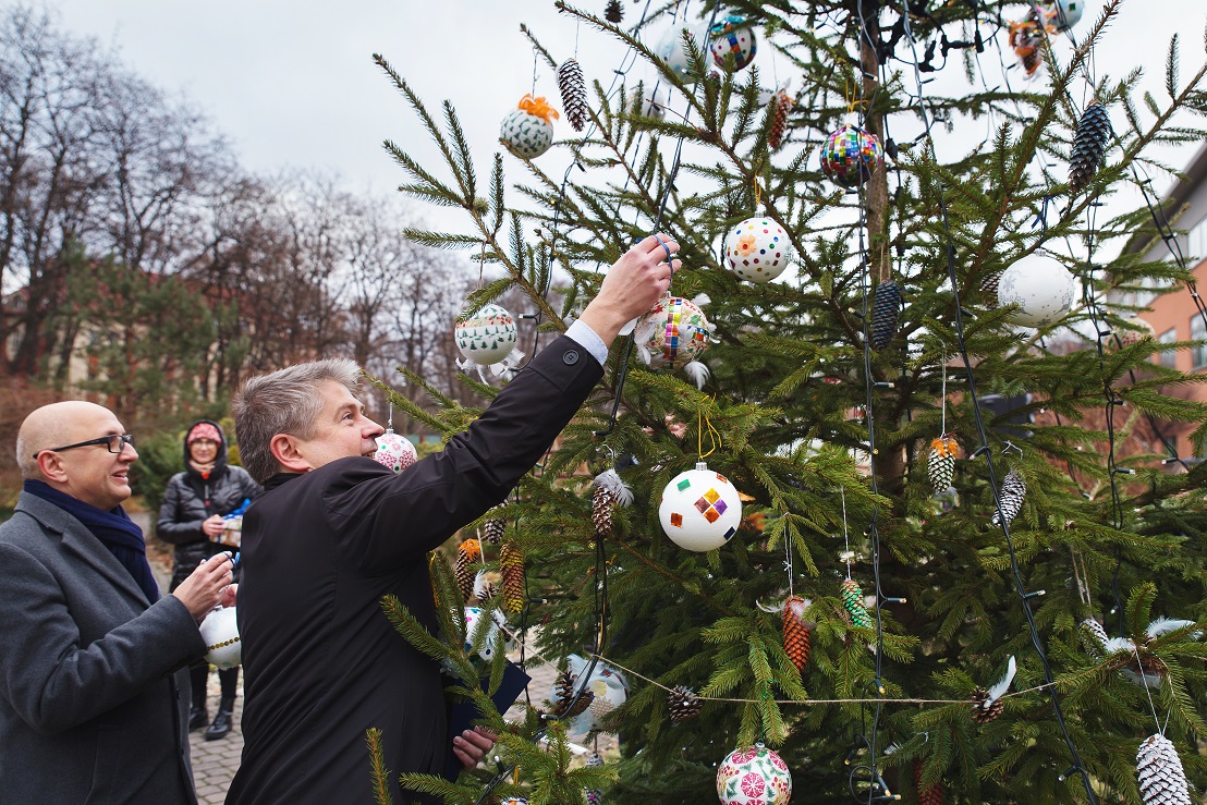 Przewodniczący RM wiesza bombki