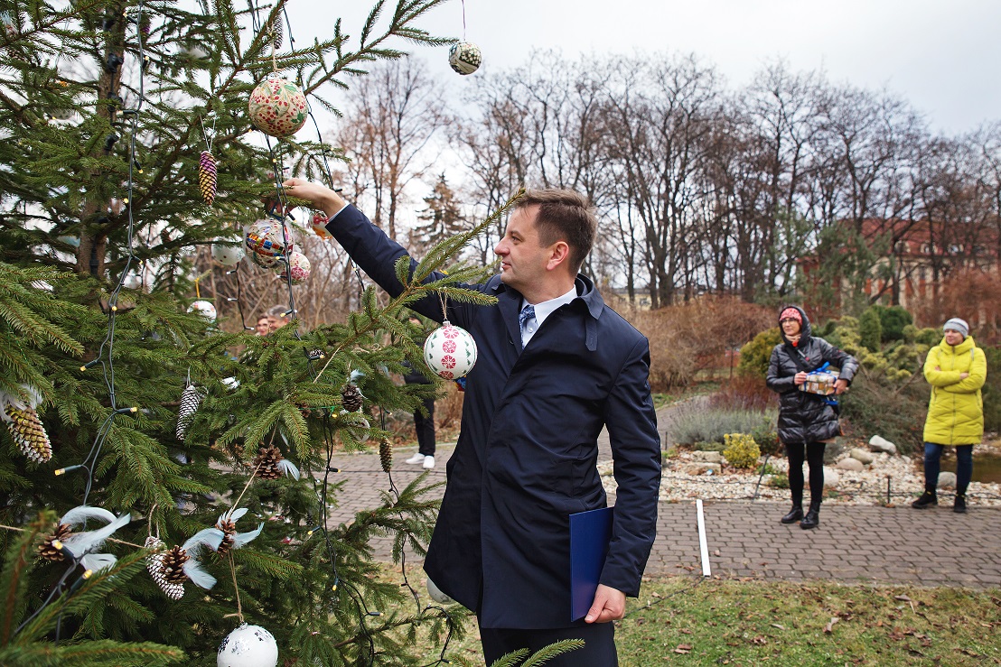 Wiceprezydent Śpiewok wiesza bombkę