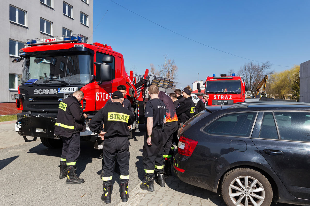 wozy strażackie podczas przewożenia mebli