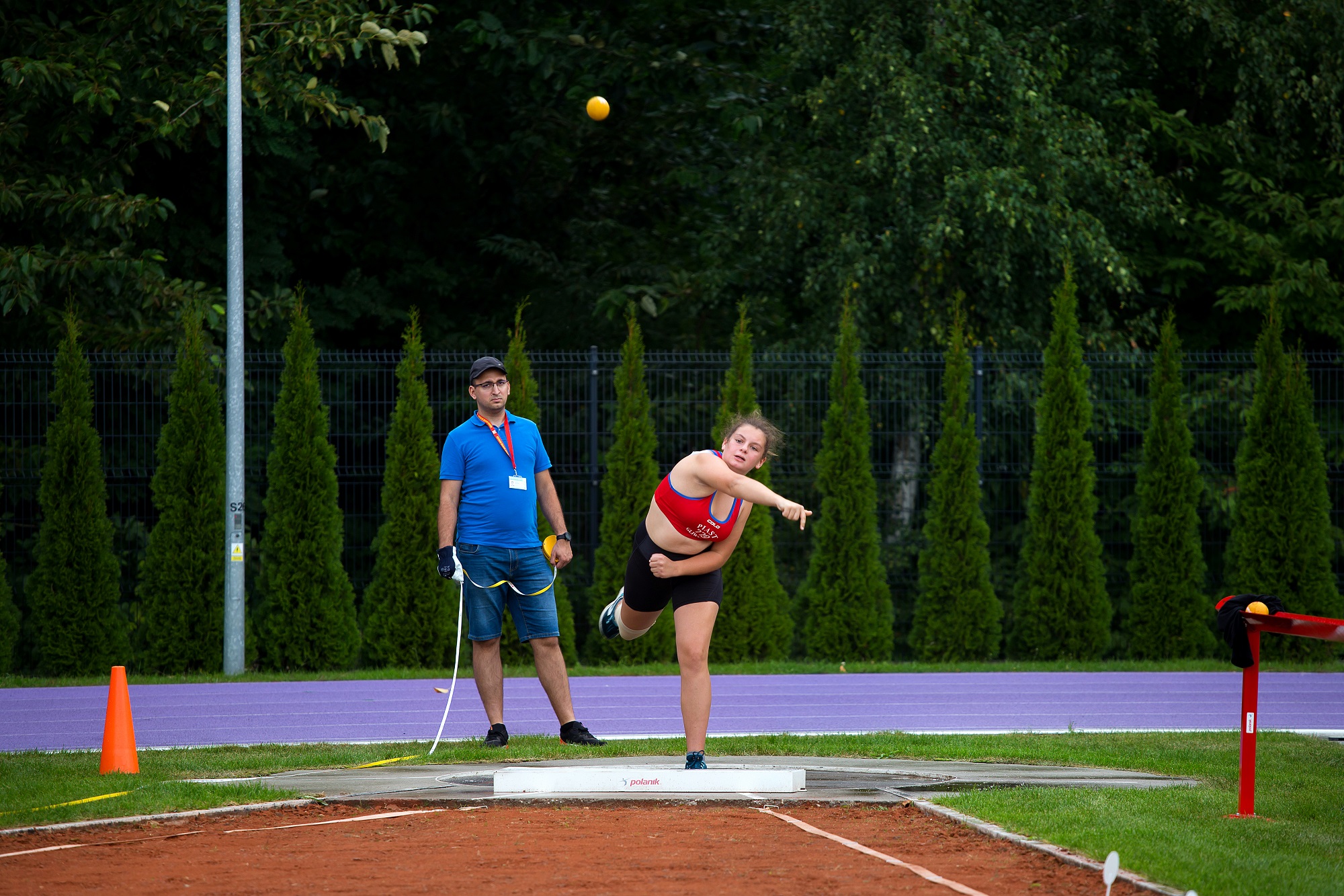 kobieta pcha kulą