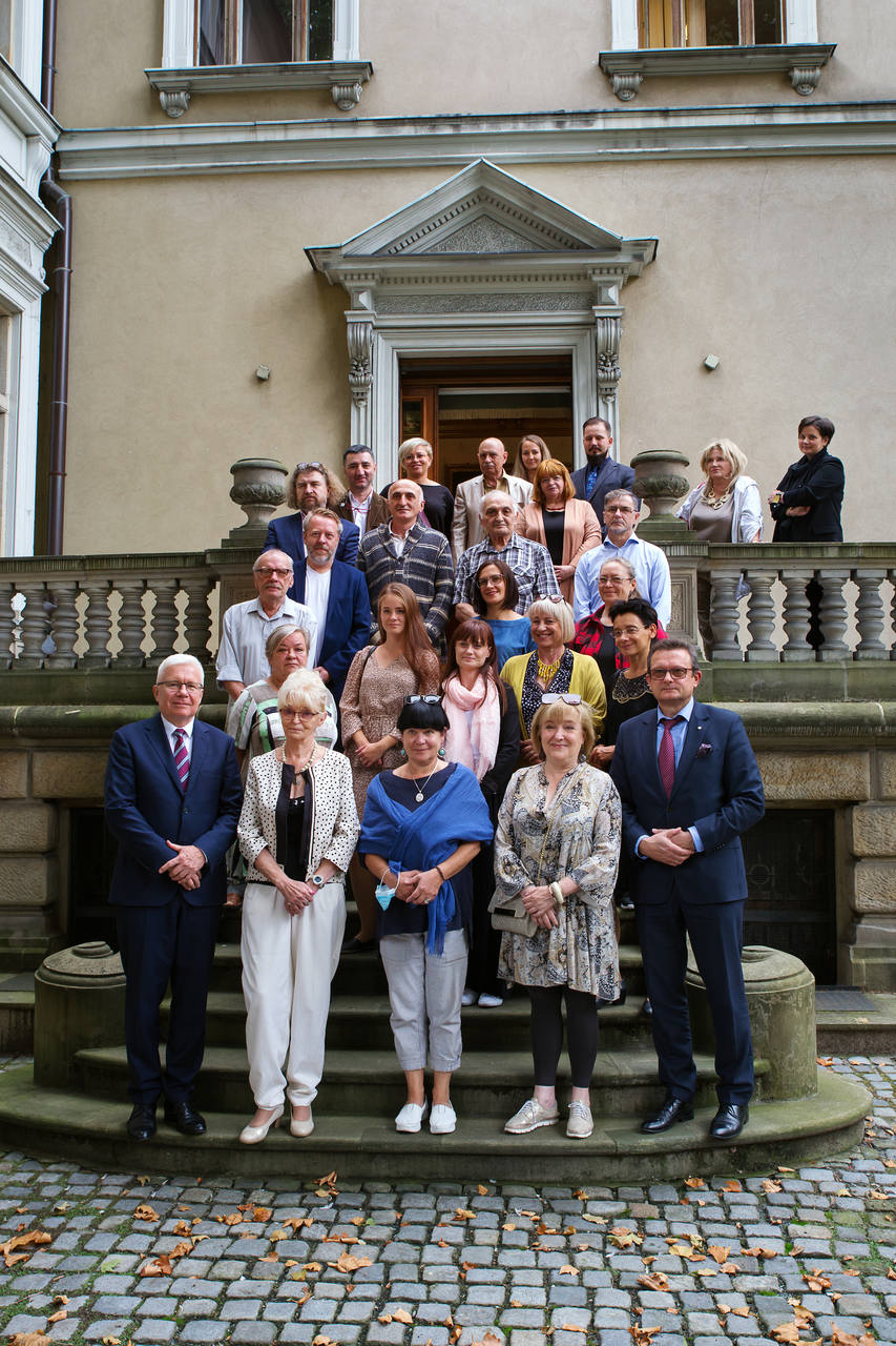 uczestnicy pleneru na schodach Willi Caro