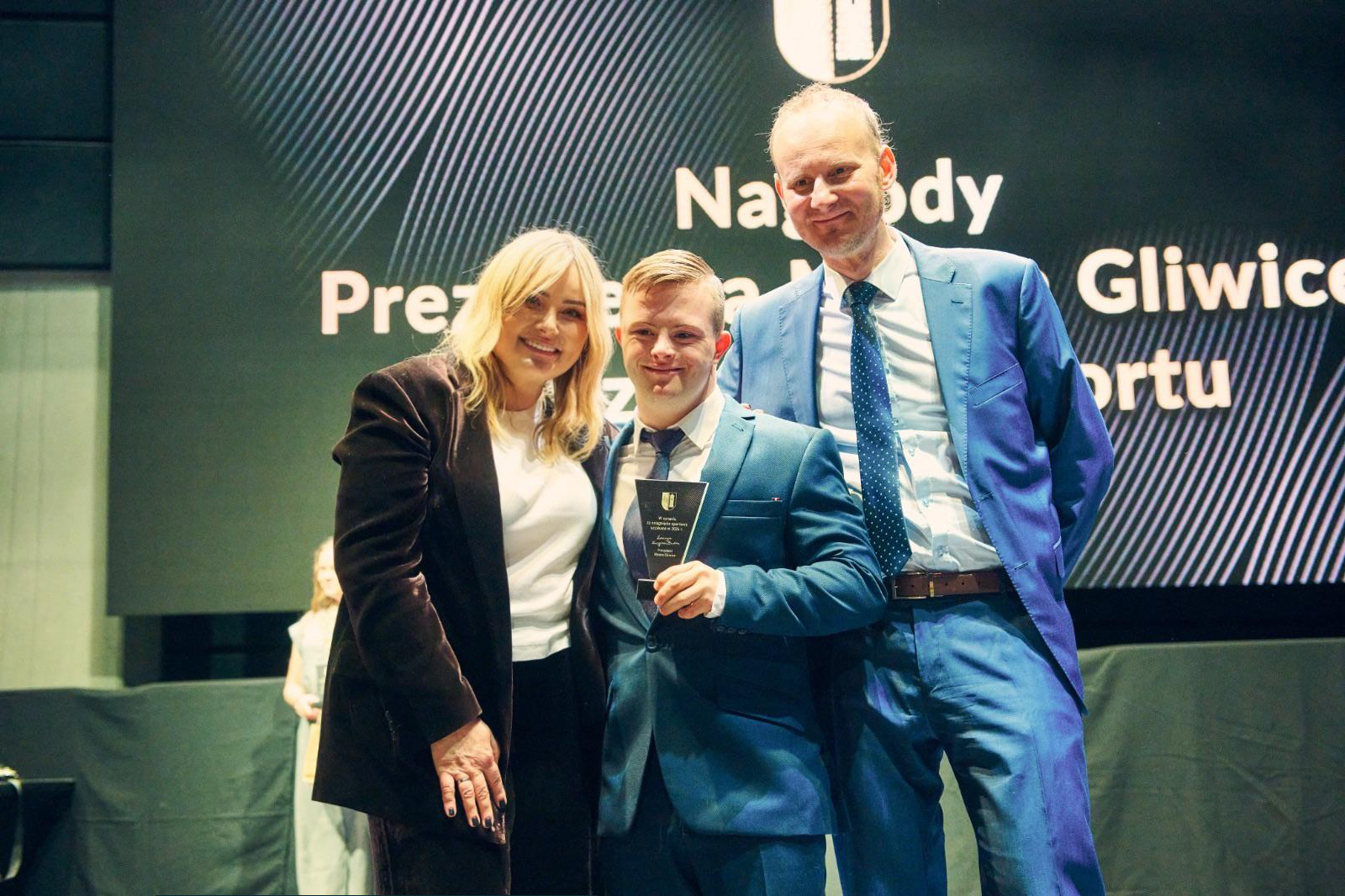 Prezydent Gliwic Katarzyna Kuczyńska-Budka wraz z zastępcą Łukaszem Gorczyńskim i jednym z laureatów