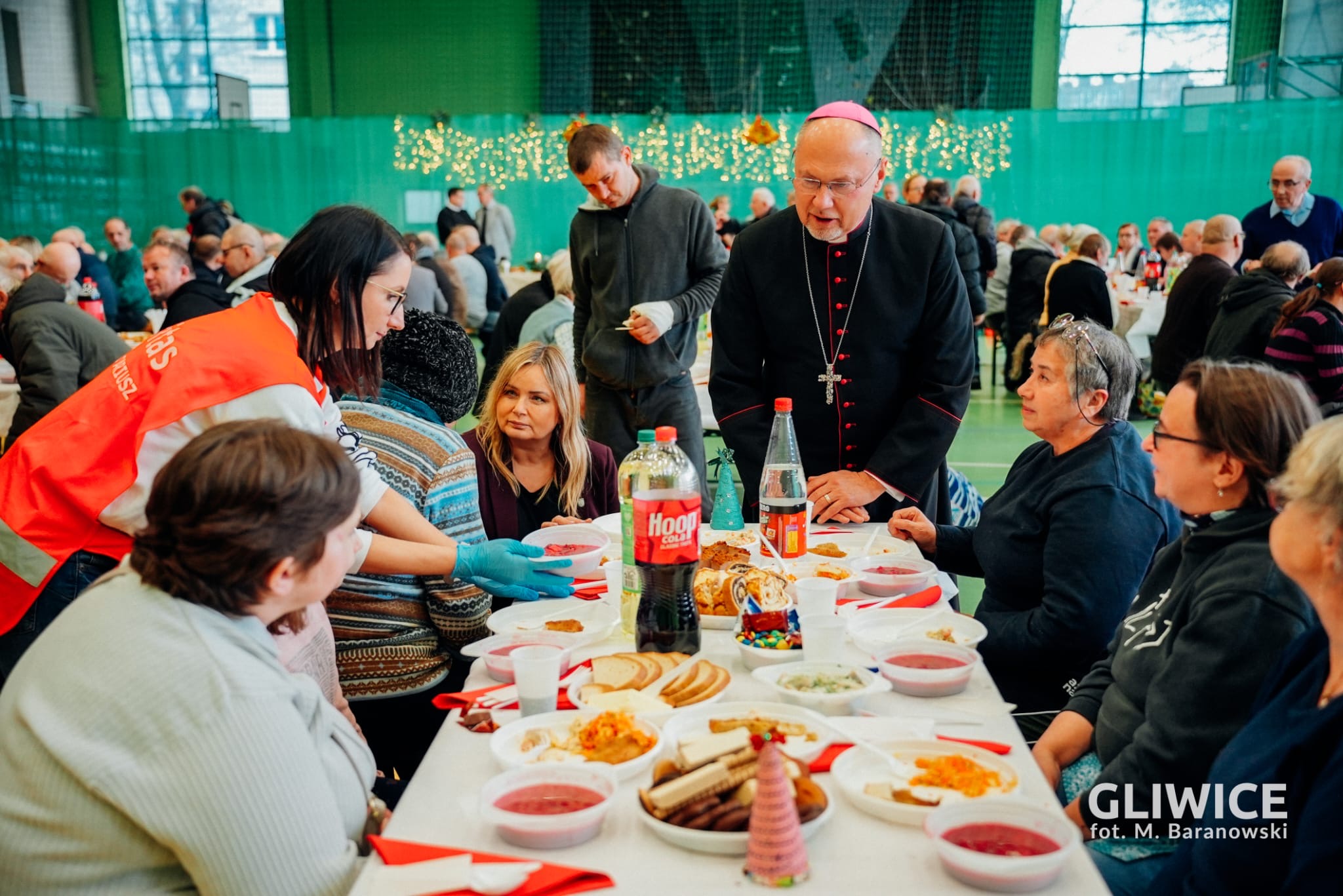 Prezydent Gliwic i Biskup rozmawiający z potrzebującymi