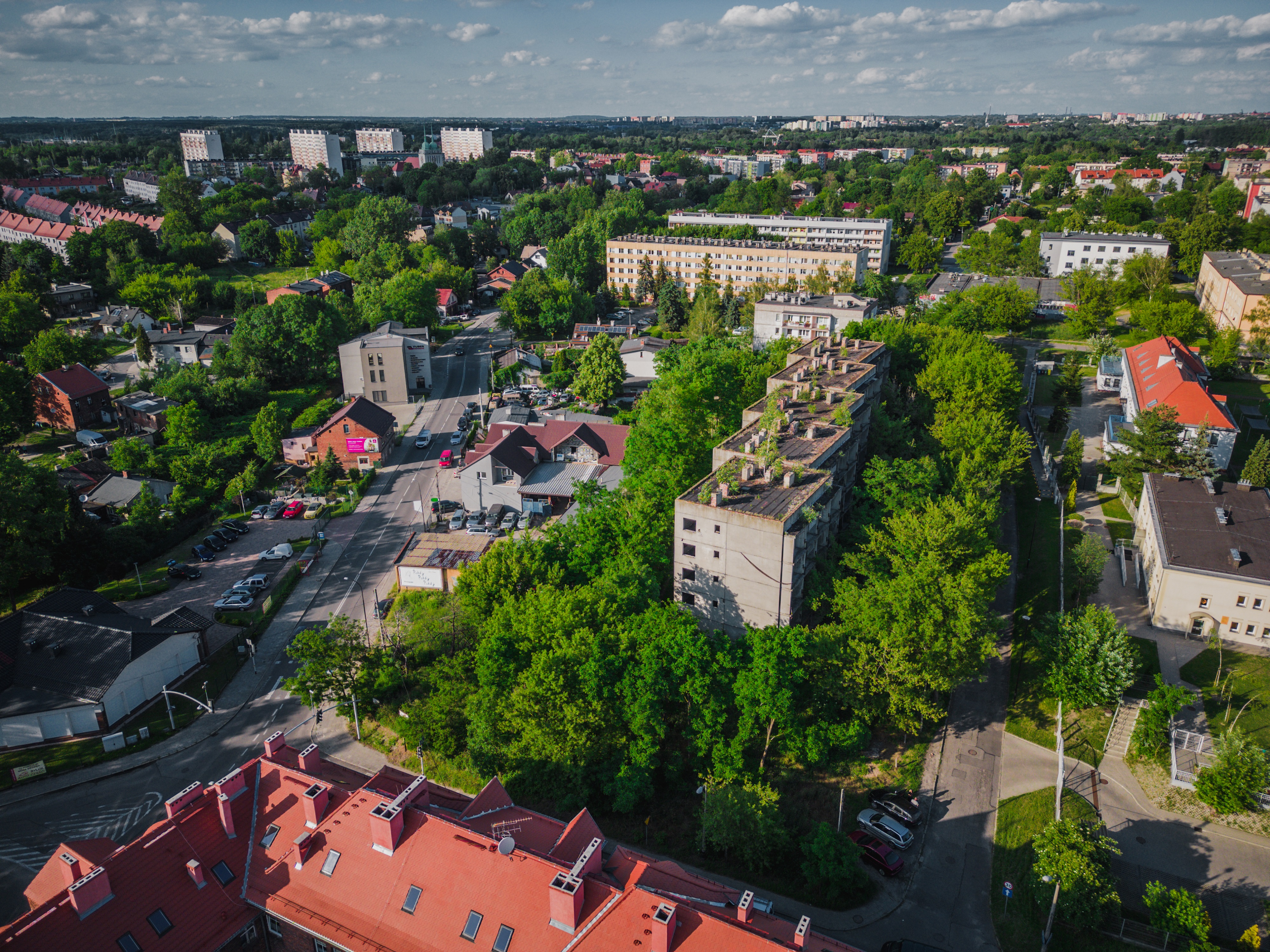 Gliwice Sośnica. W tle niedokończony budynek wielorodzinny przy ul. Żeromskiego