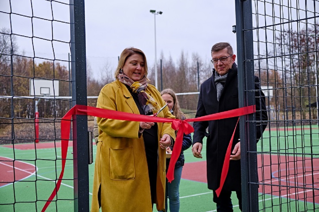 Aleksandra Wysocka, zastępca prezydenta Gliwic przecina wstęgę