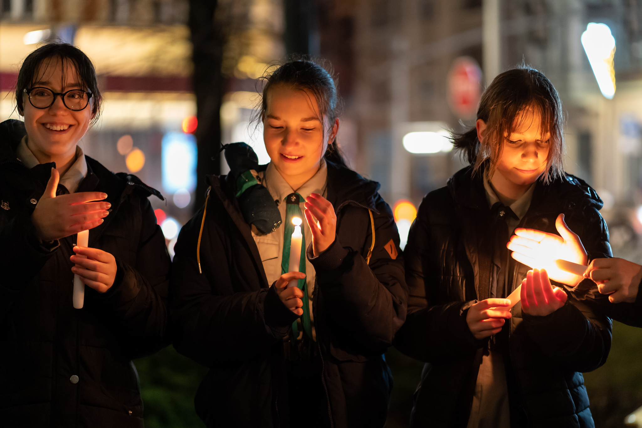 Harcerki trzymające zapalone świece