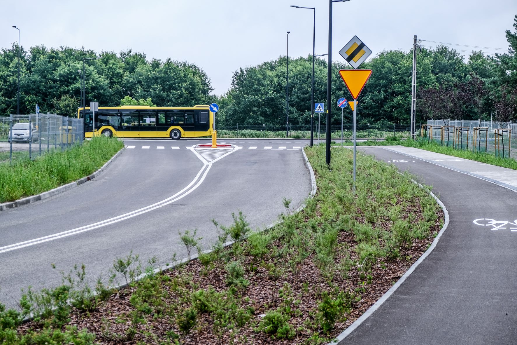 ulica, na drugim planei przejeżdżający autobus