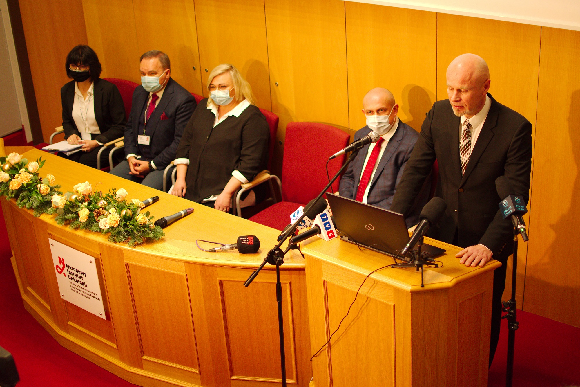 zespół lekarzy na konferencji prasowej