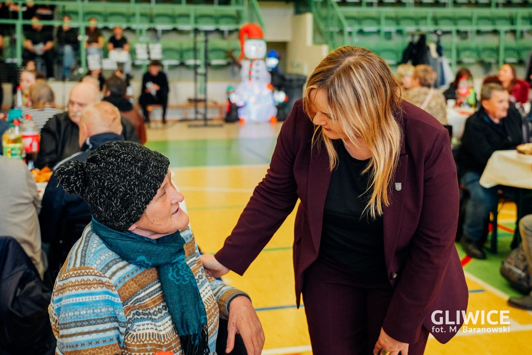 Prezydent Gliwic rozmawiająca ze starszą panią