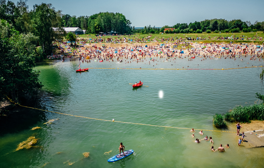 Widok z lotu ptaka na plażę nad jeziorem czechowickim