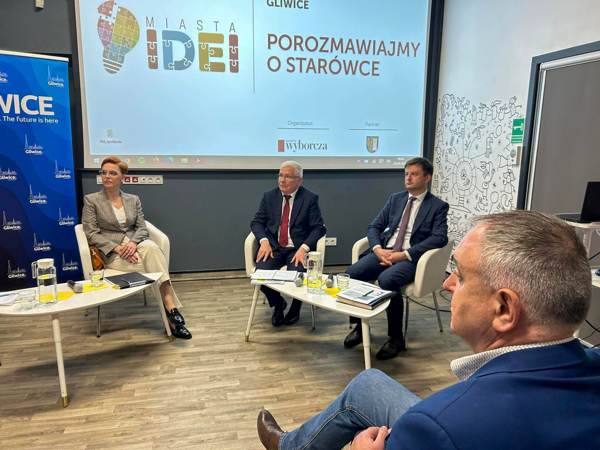 Zdjęcie prelegentów z debaty