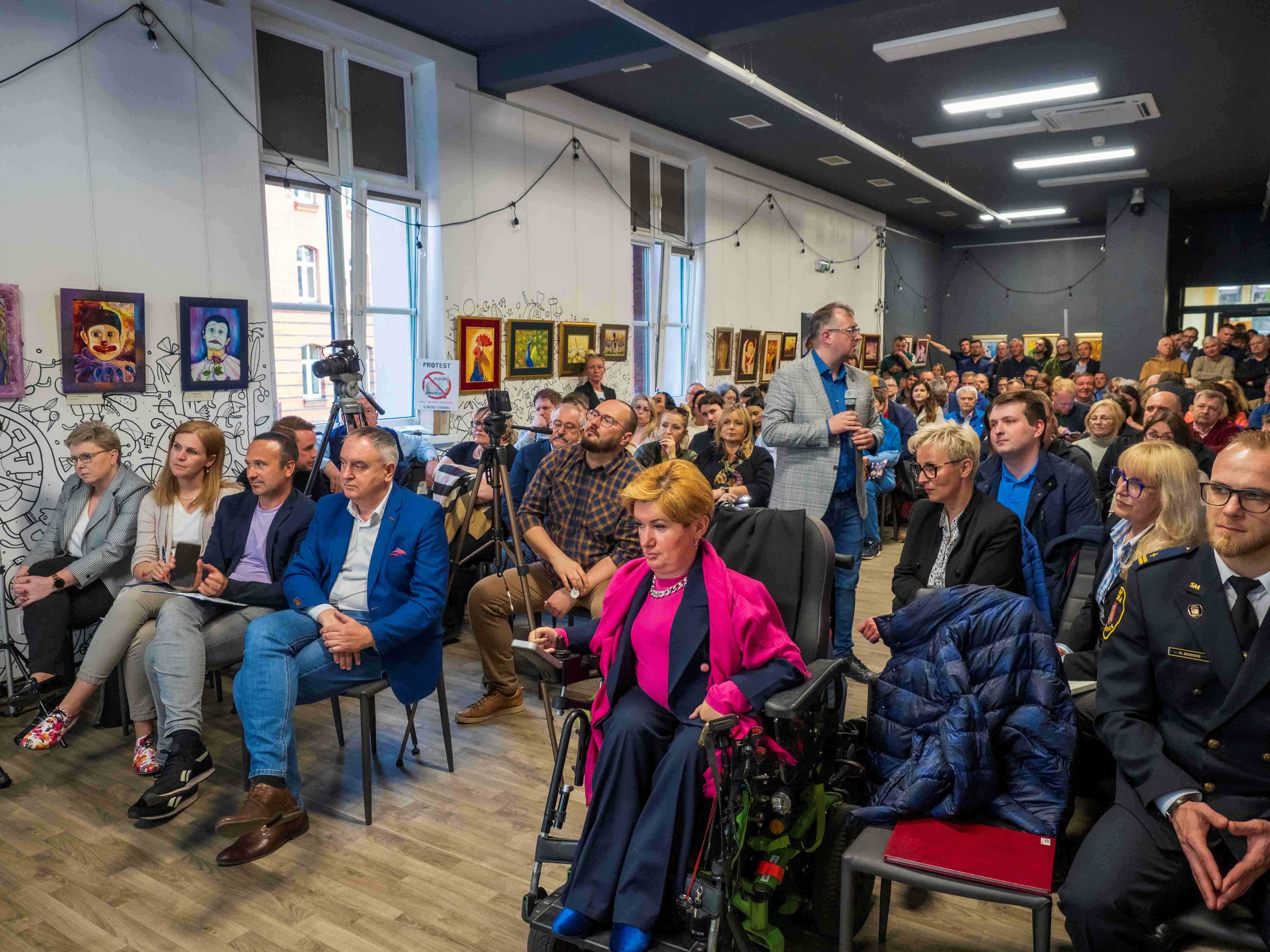 Zdjęcie z debaty w mieszkańcami na sali