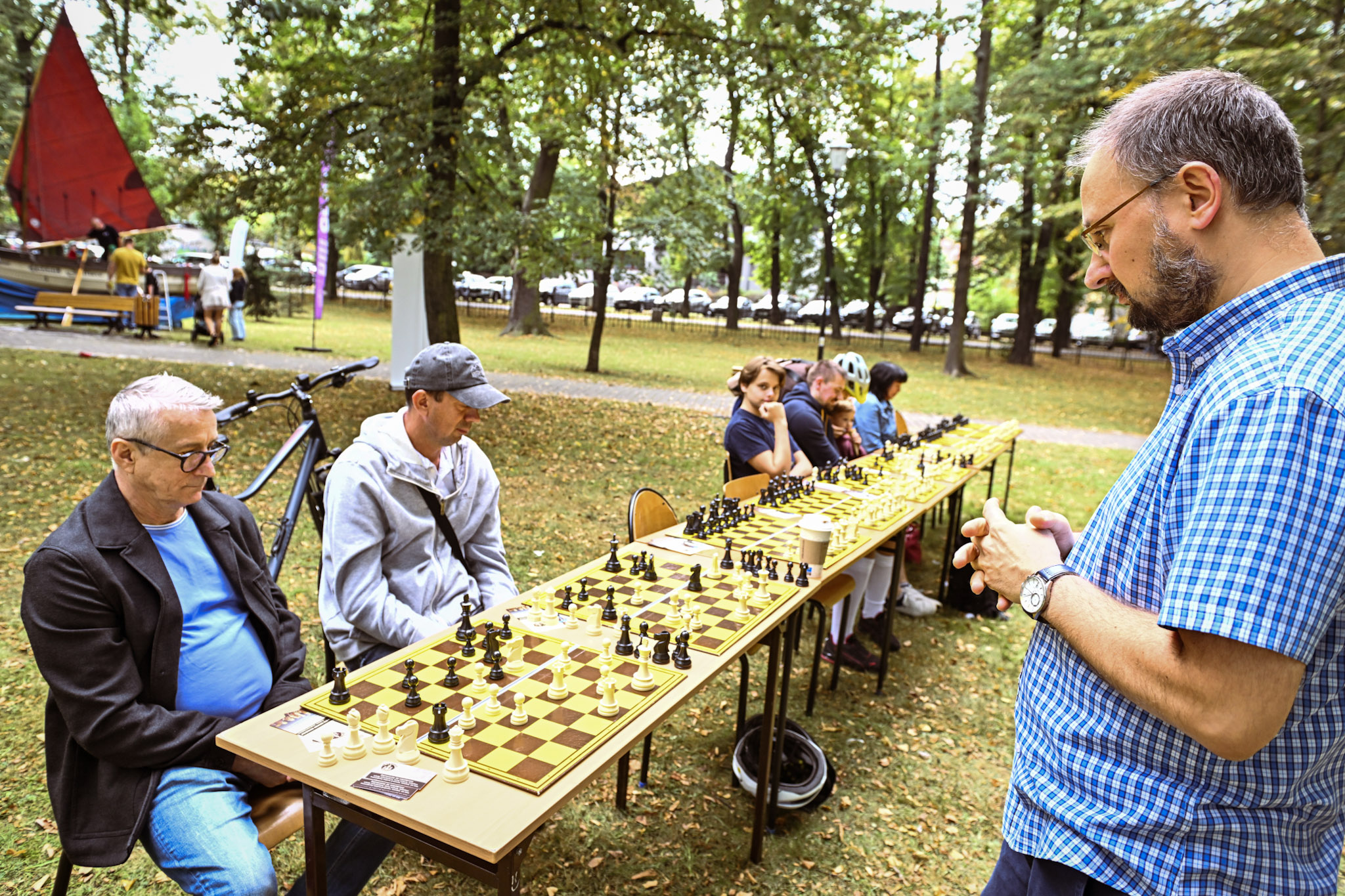ludzie przy stolikach szachowych