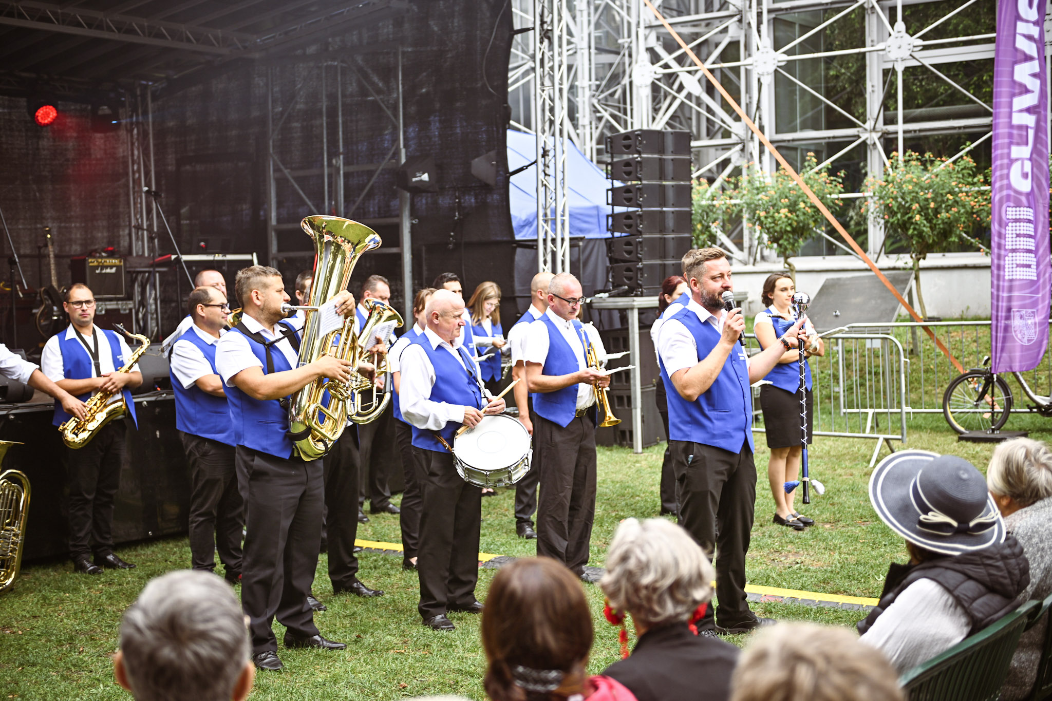 orkiestra gra na instrumentach. Mają biało-niebiesko-czarne stroje