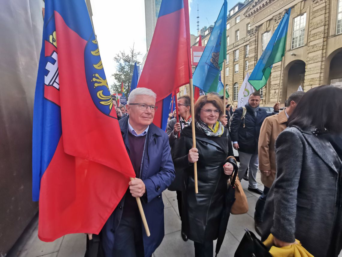 prezydent Adam Neumann i zastępczyni prezydenta Ewa Weber na manifestacji