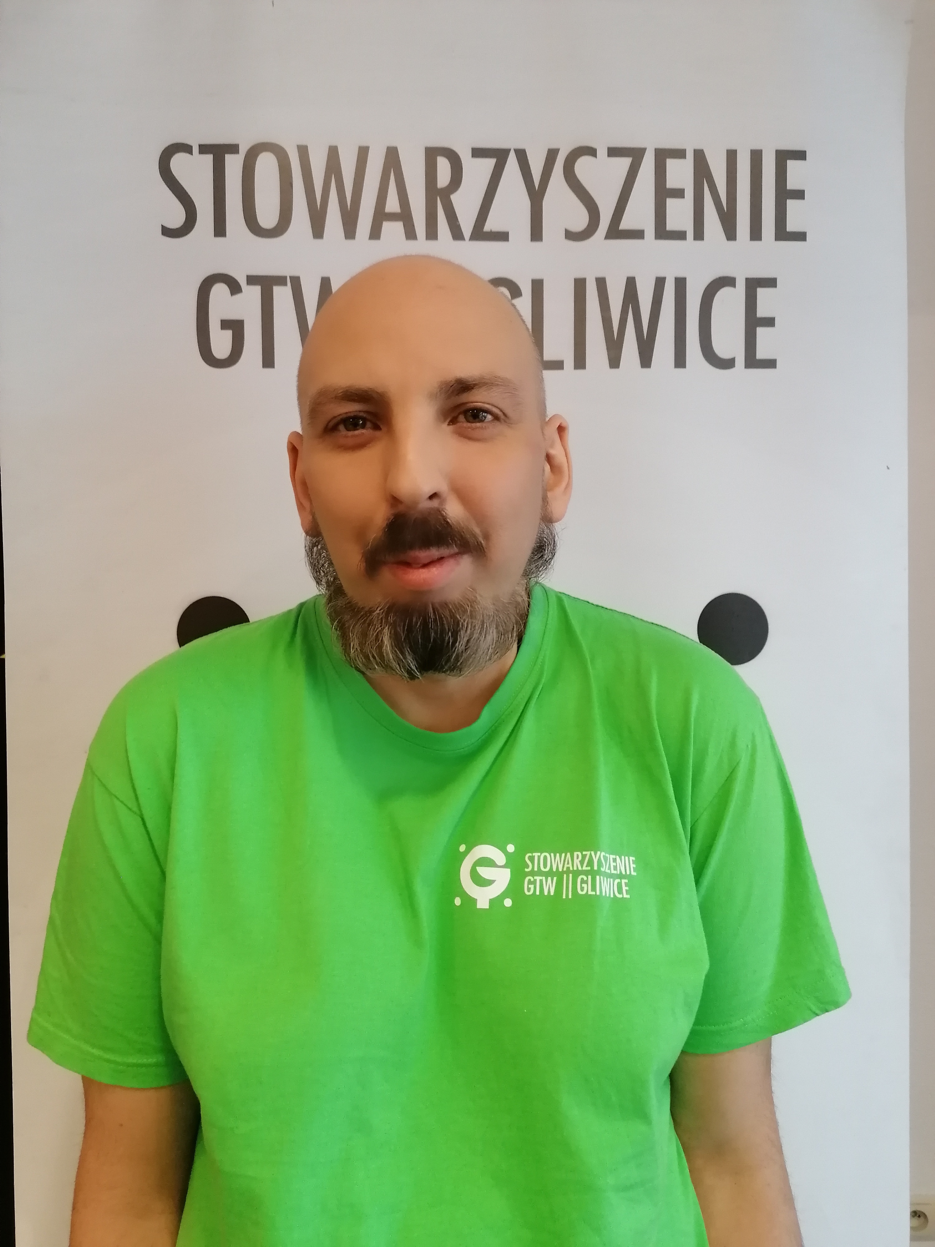 mężczyzna w zielonym T-shircie