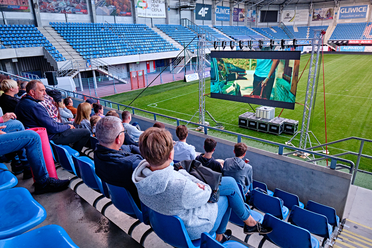 kino na tryunach stadionu