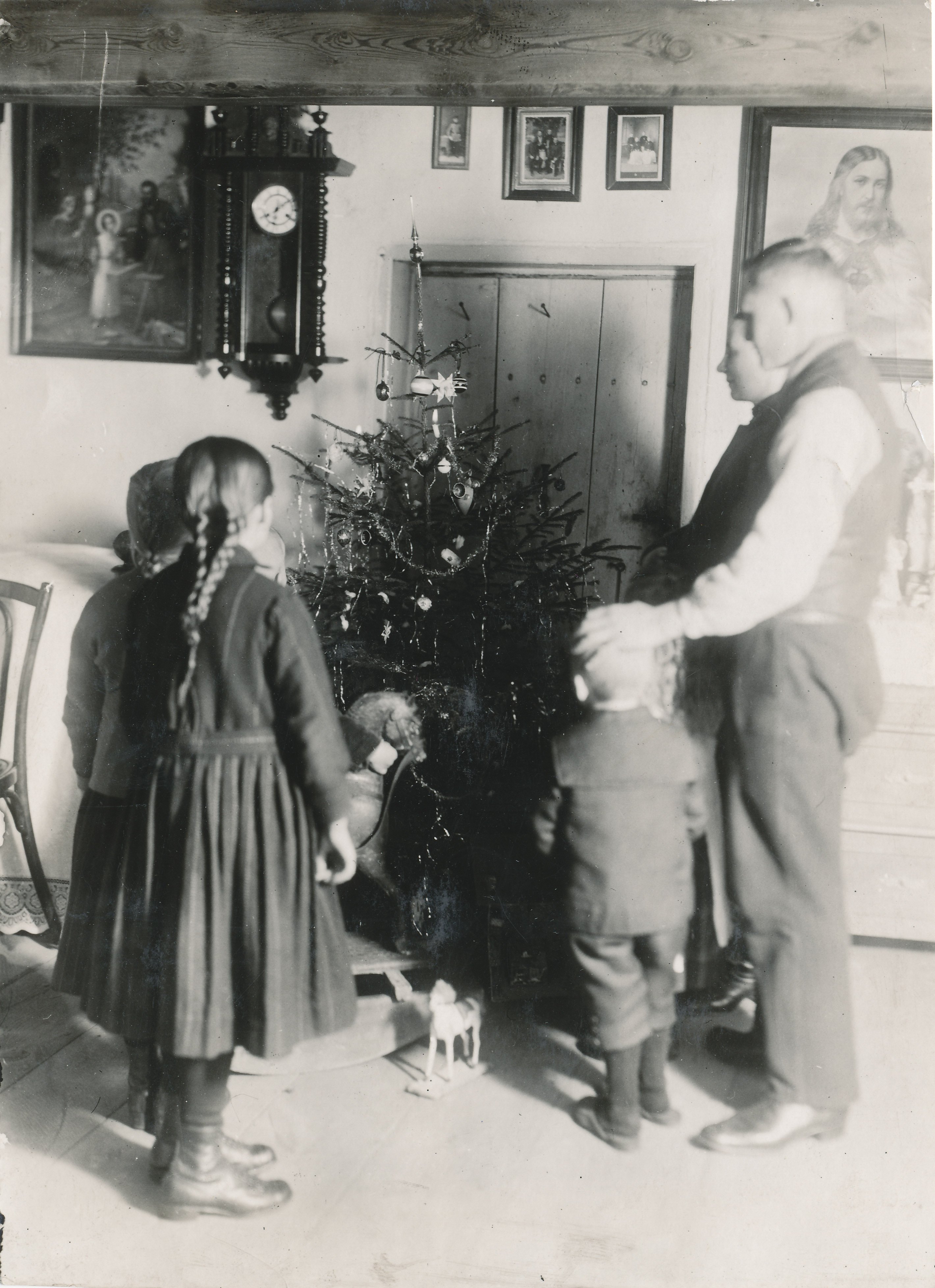 Rodzina przy choince. Górny Śląsk, do 1928 r. 