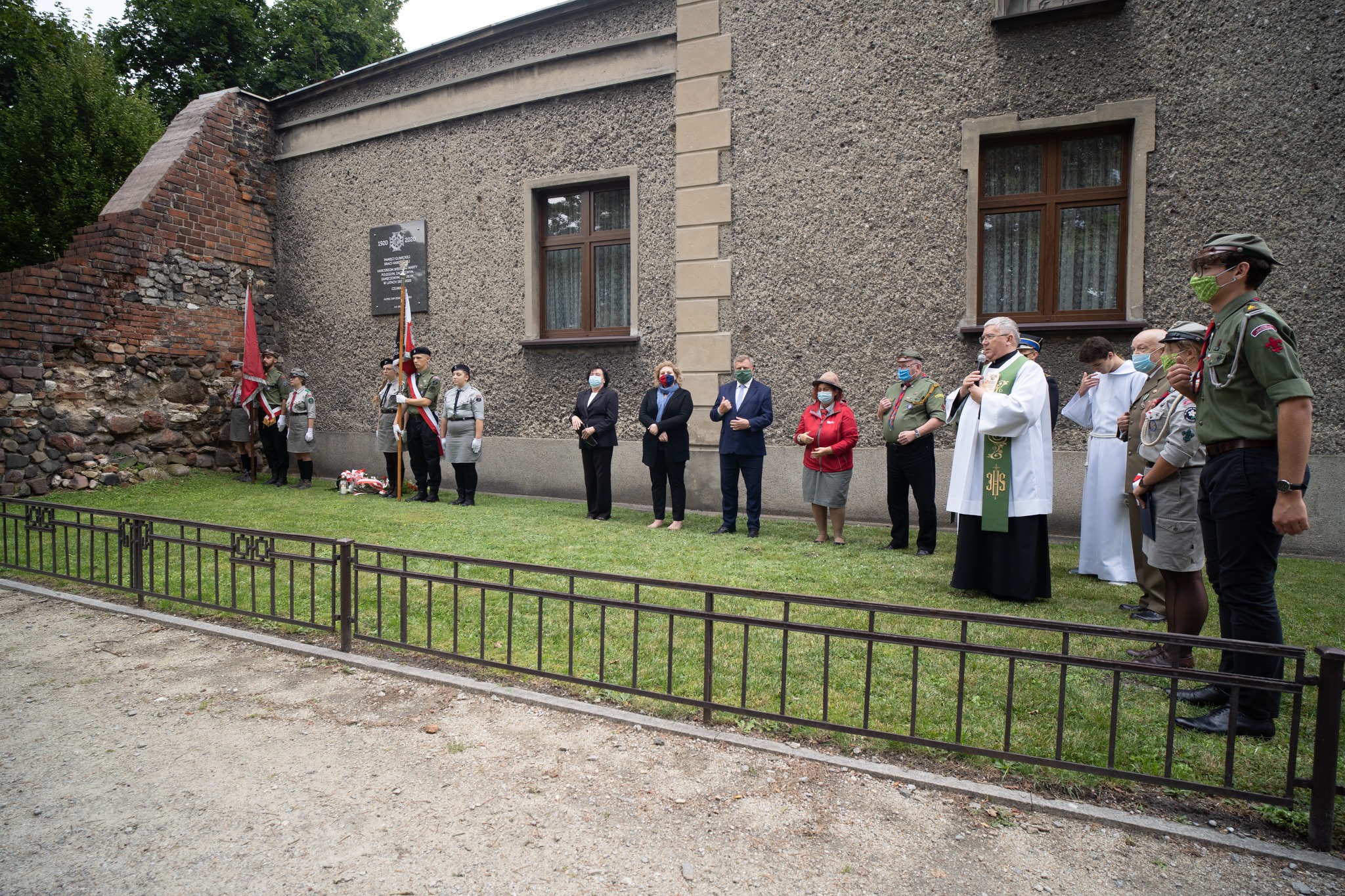 zdjęcie zbiorowo z zachowaniem reżimu sanitarnego przy odsłoniętej tablicy