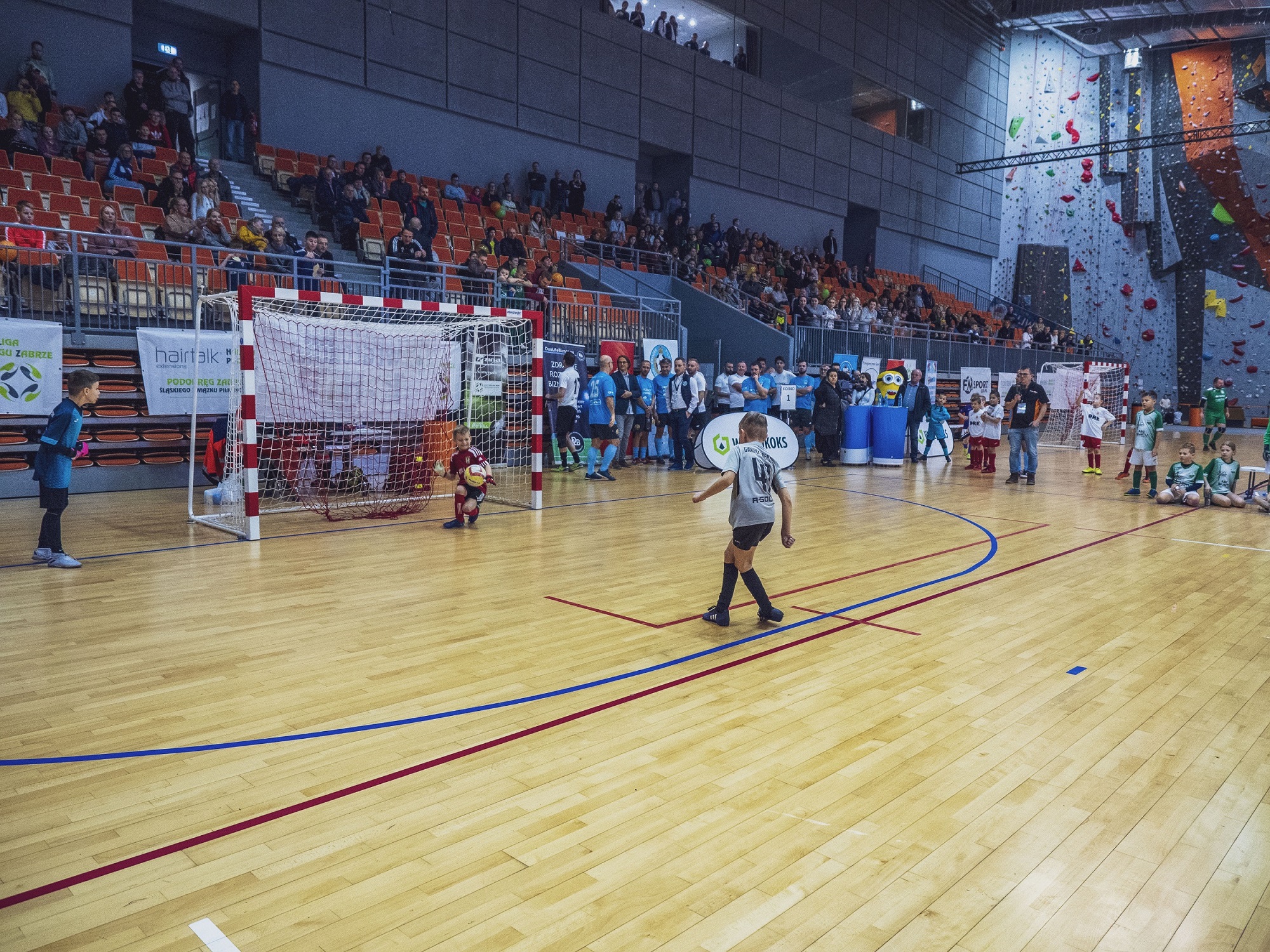 mali piłkarze grają na parkiecie Areny Gliwice