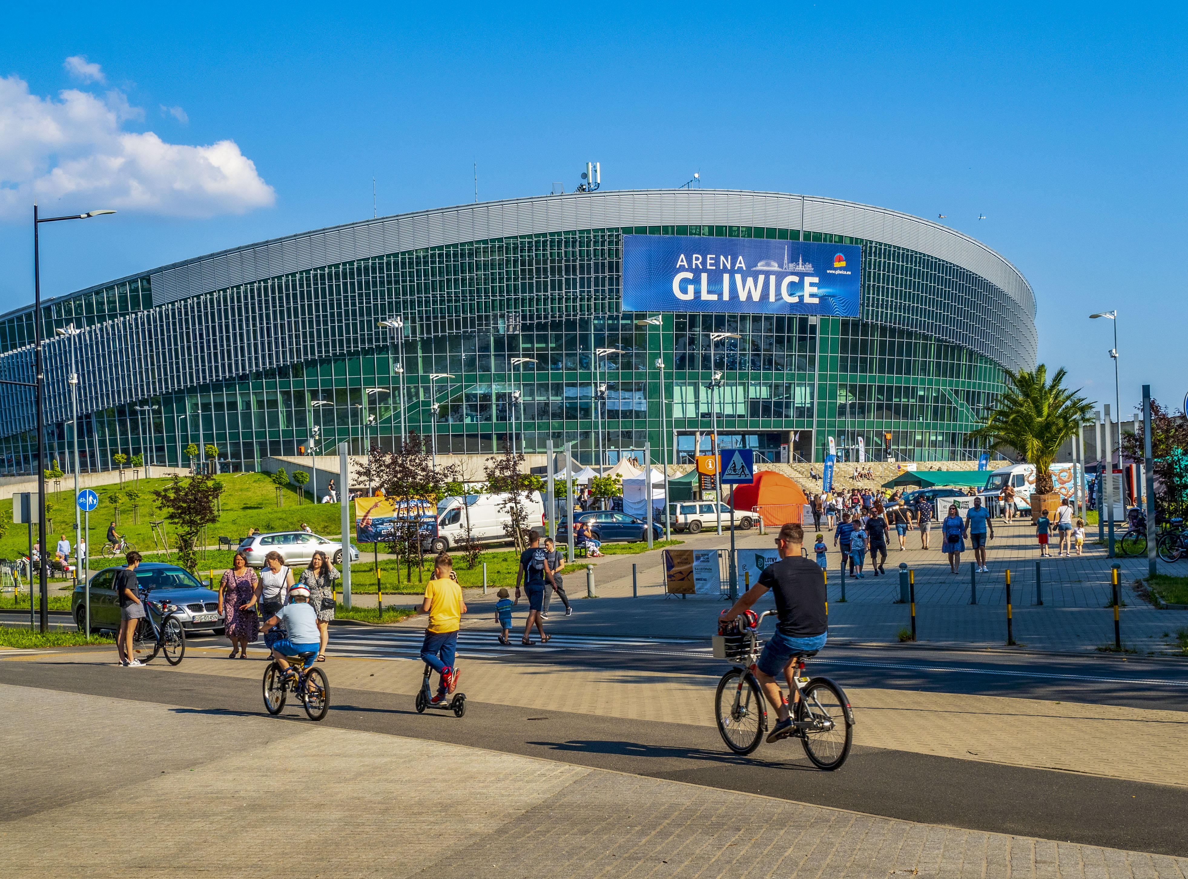 Rowerzyści przejeżdżający obok Areny Gliwice