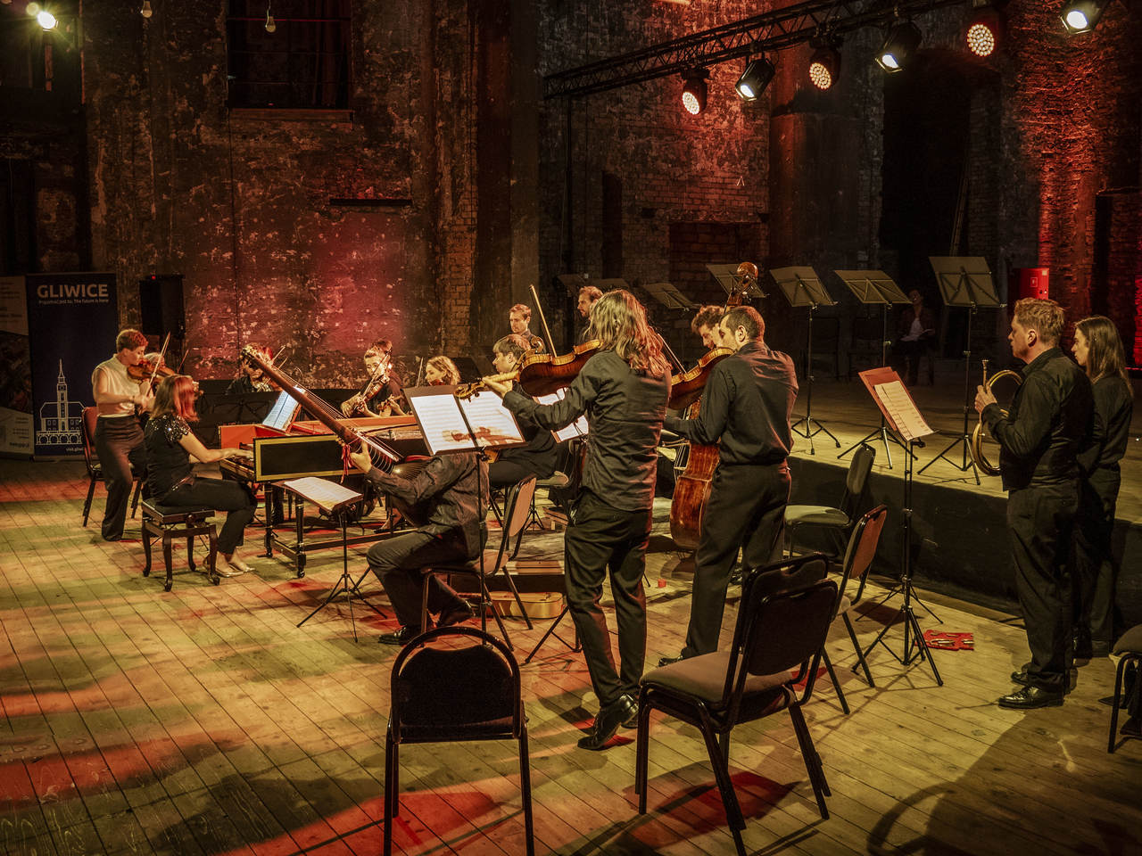 muzycy na scenie w czasie koncertu