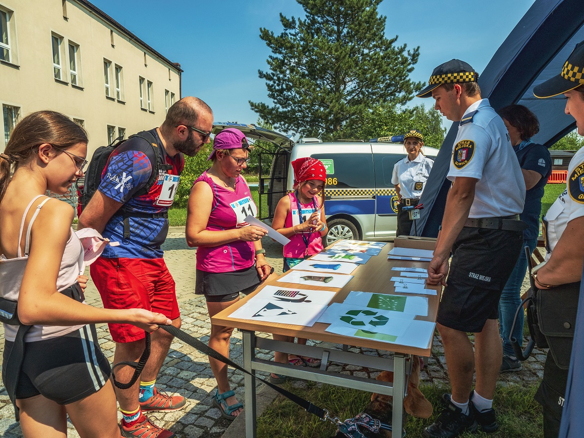 Ludzie przy stoisku Straży Miejskiej