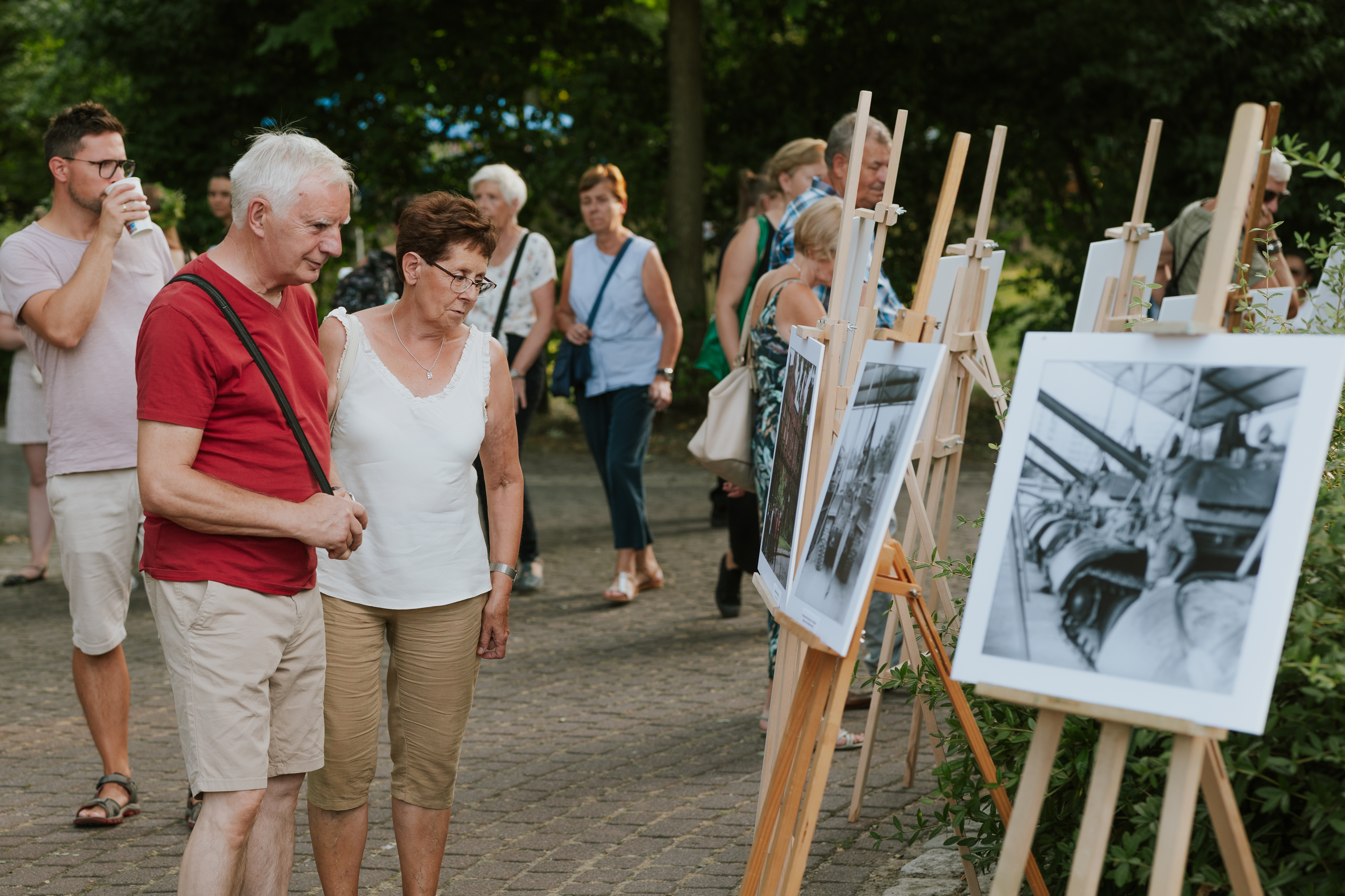 Pani oglądająca wystawę fotografii