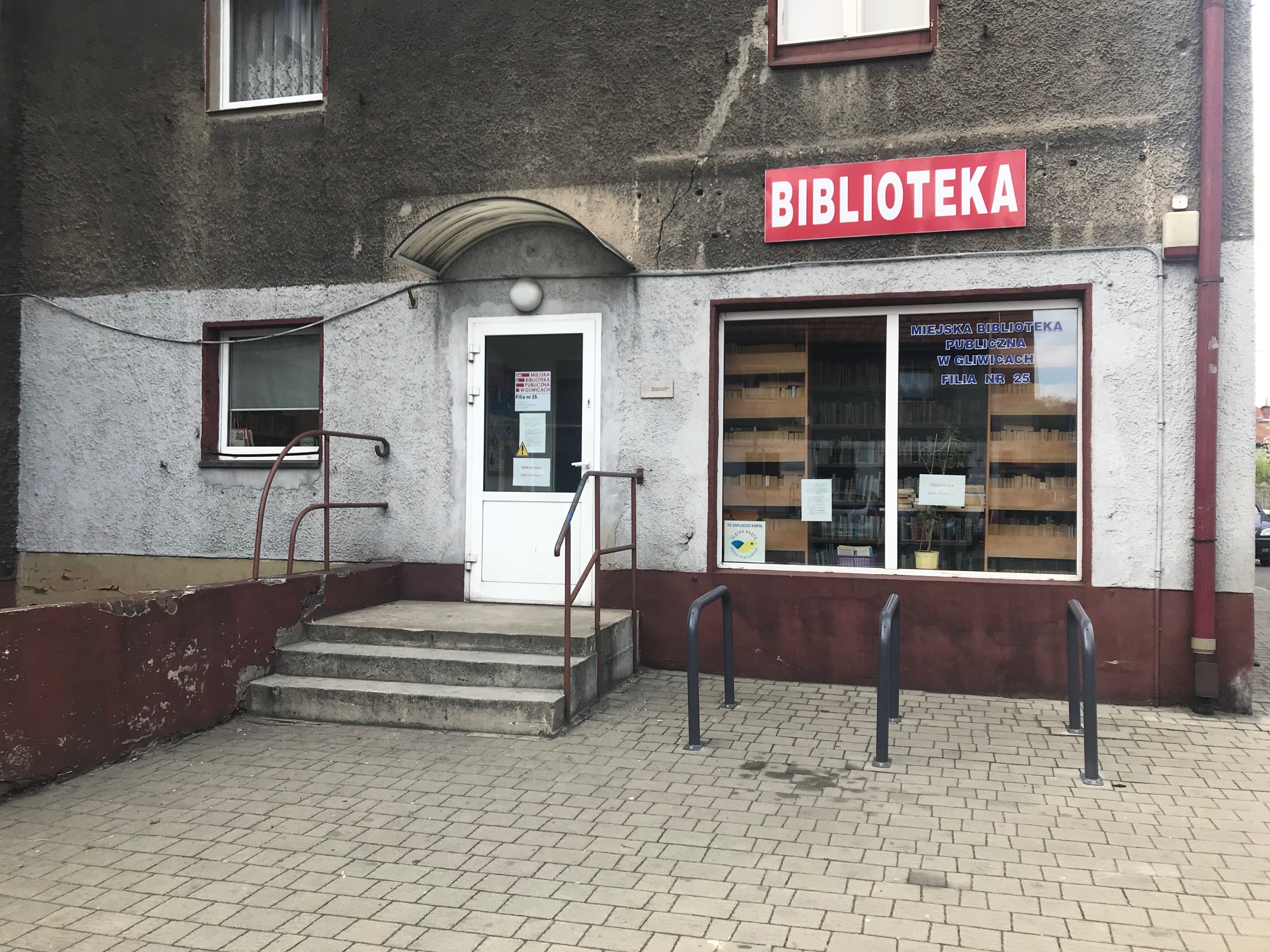 stojaki rowerowe przy bibliotece