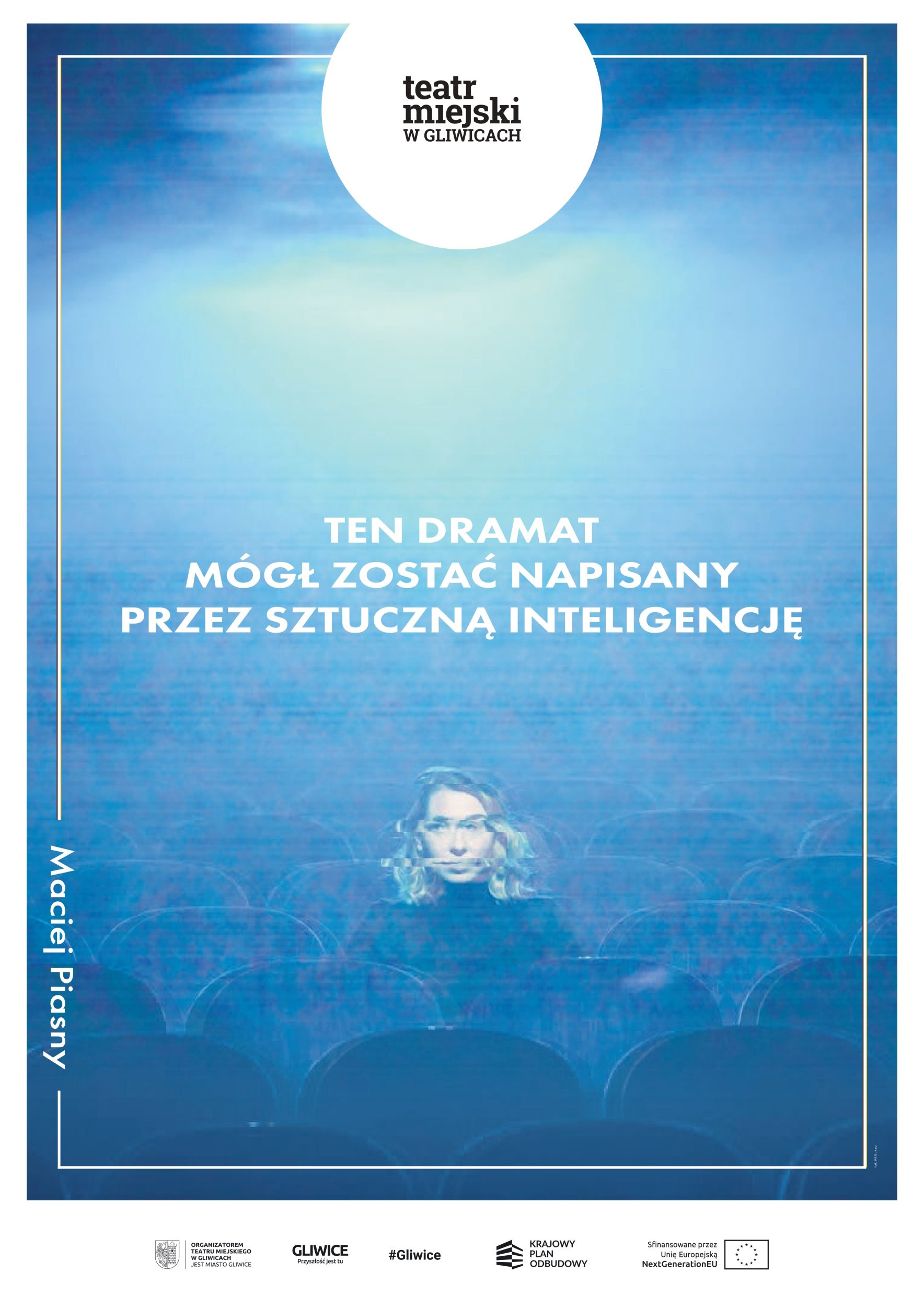 Plakat - kobieta siedzi na widowni teatru, pozostałe krzesła są puste, dodany napis: Ten dramat mógł zostać napisany przez sztuczną inteligencję