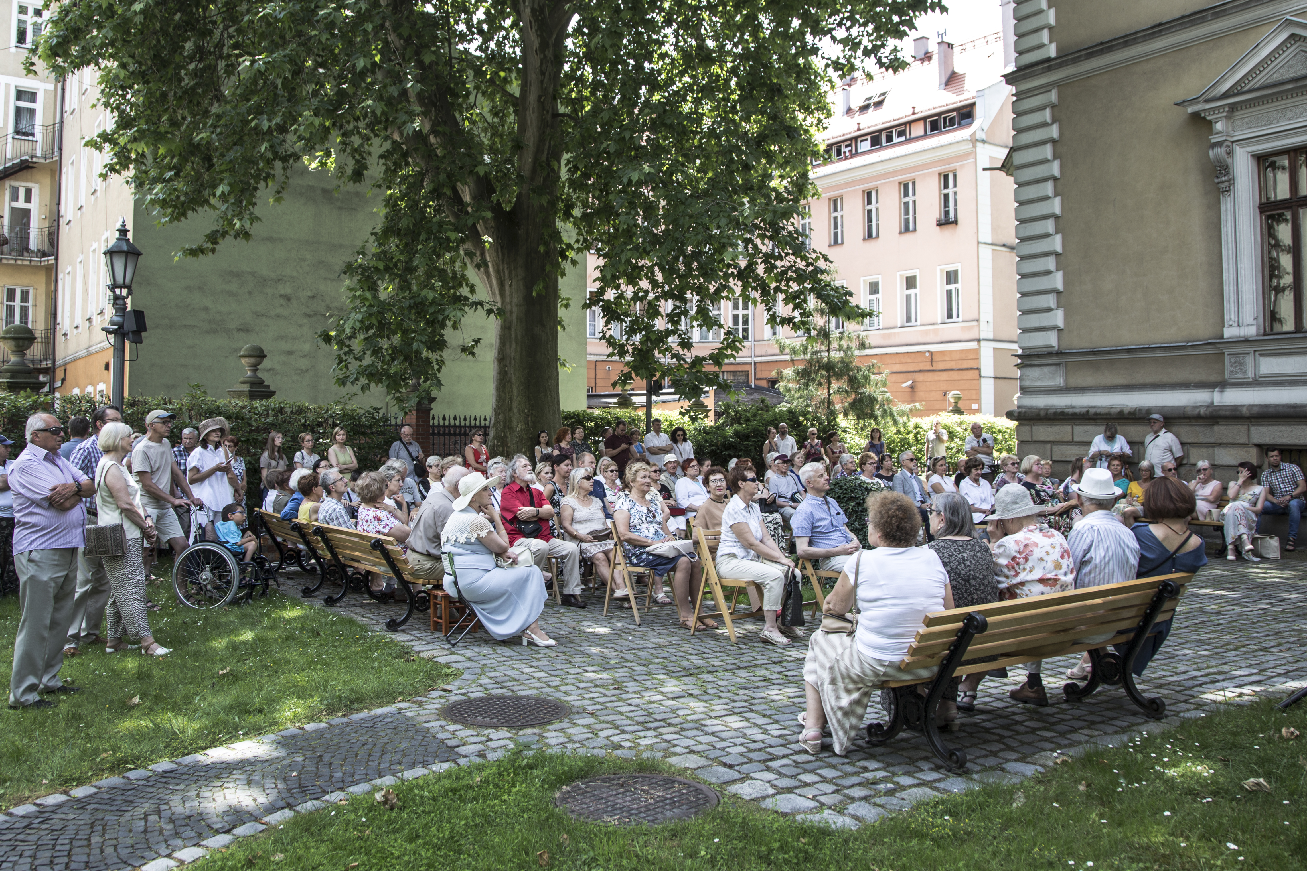 publiczność w ogrodzie Willi Caro