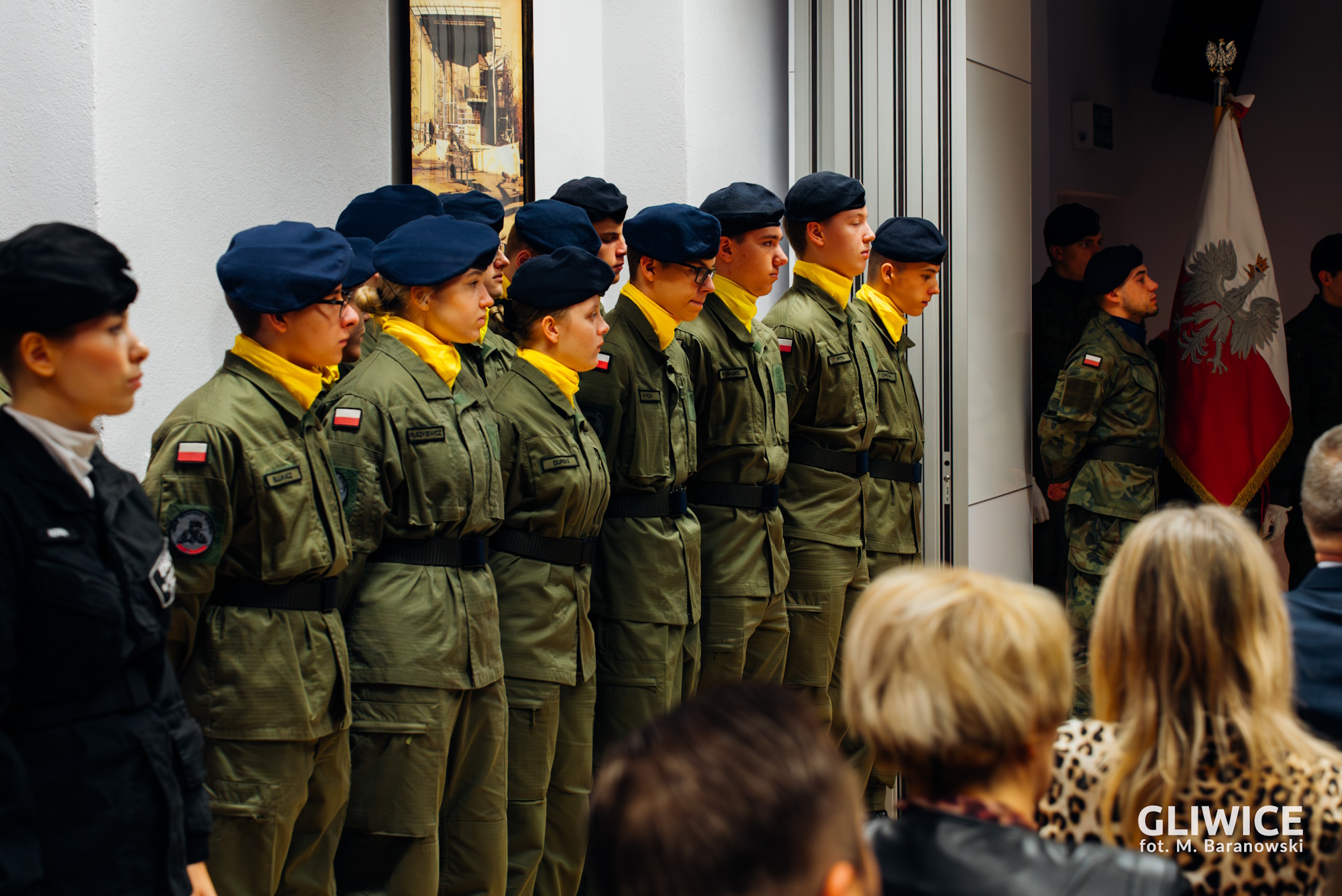 młodzi ludzie w mundurach stoją na baczność