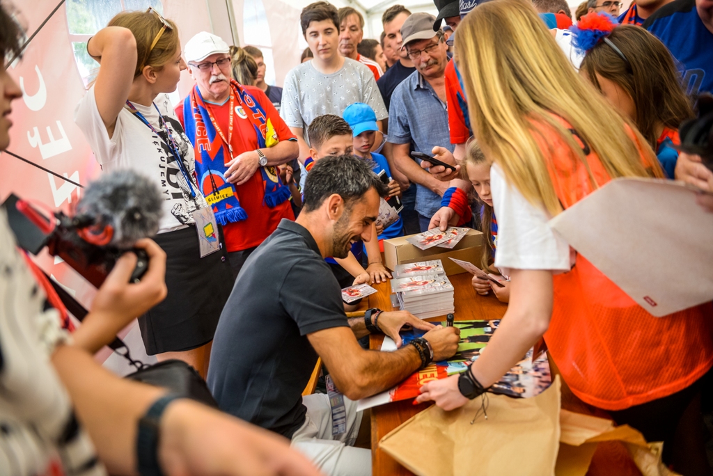 Zdjęcie Badii rozdającego autografy