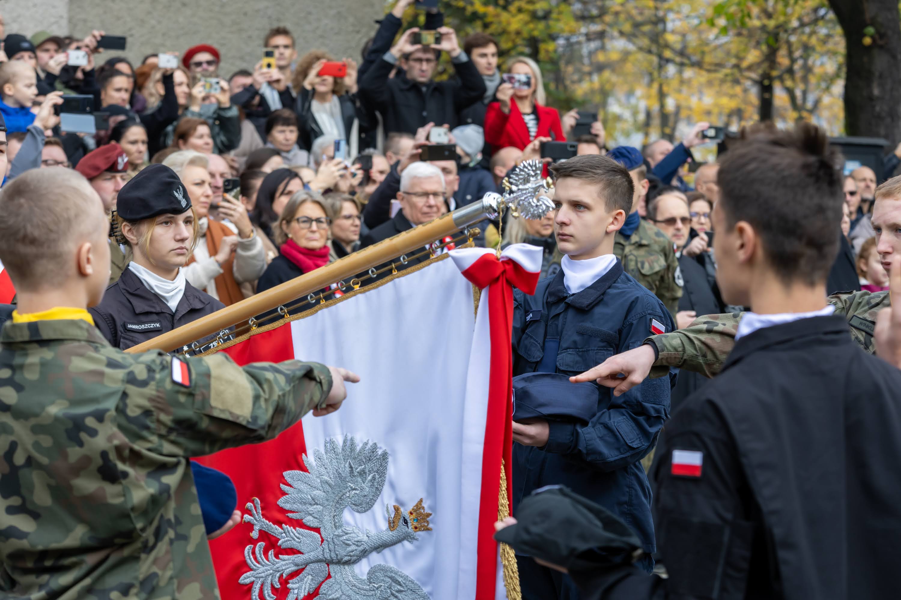 Uczniowie klas pierwszych mundurowych przysięgający na sztandar szkoły