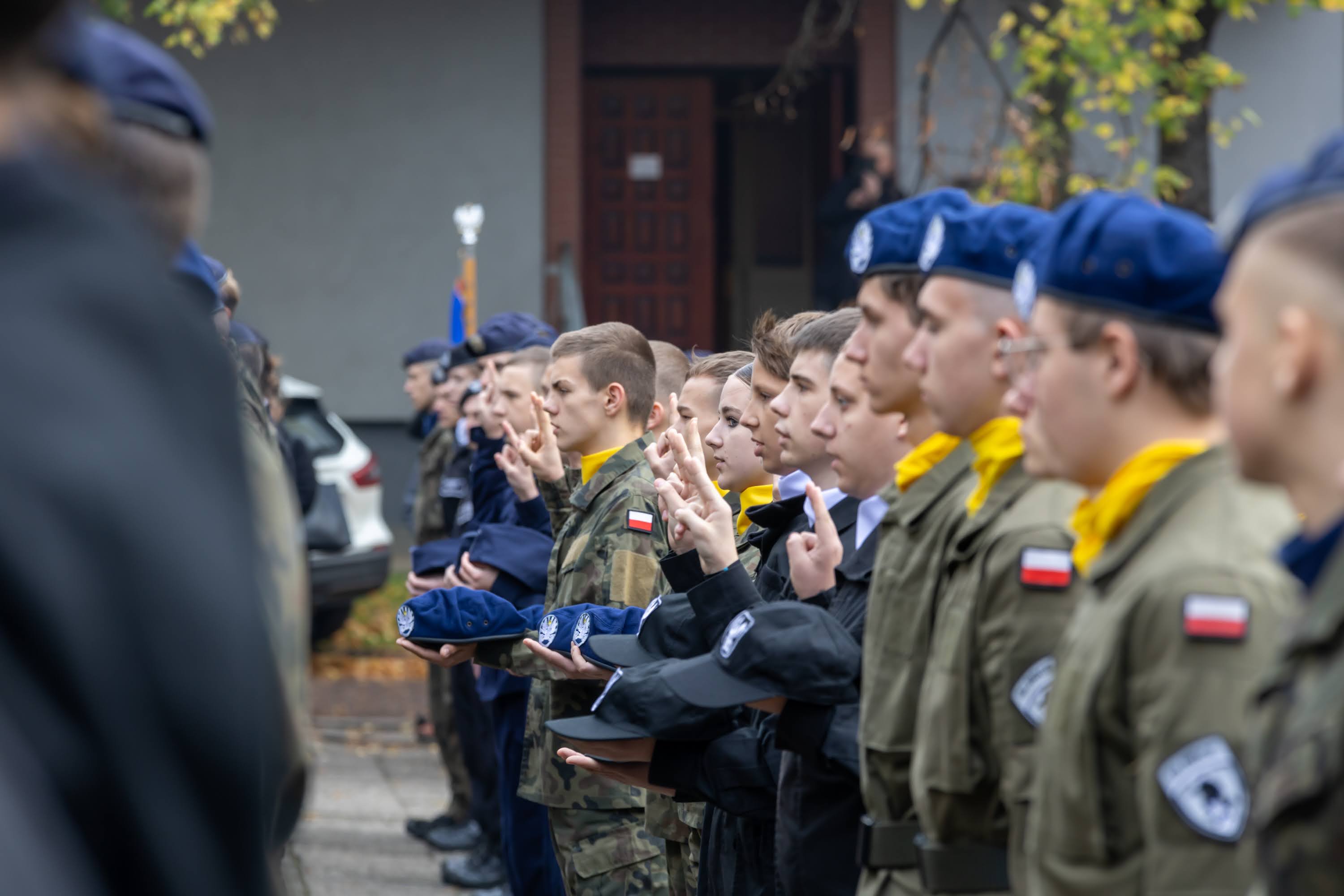 Uczniowie klas pierwszych mundurowych przysięgający na sztandar szkoły