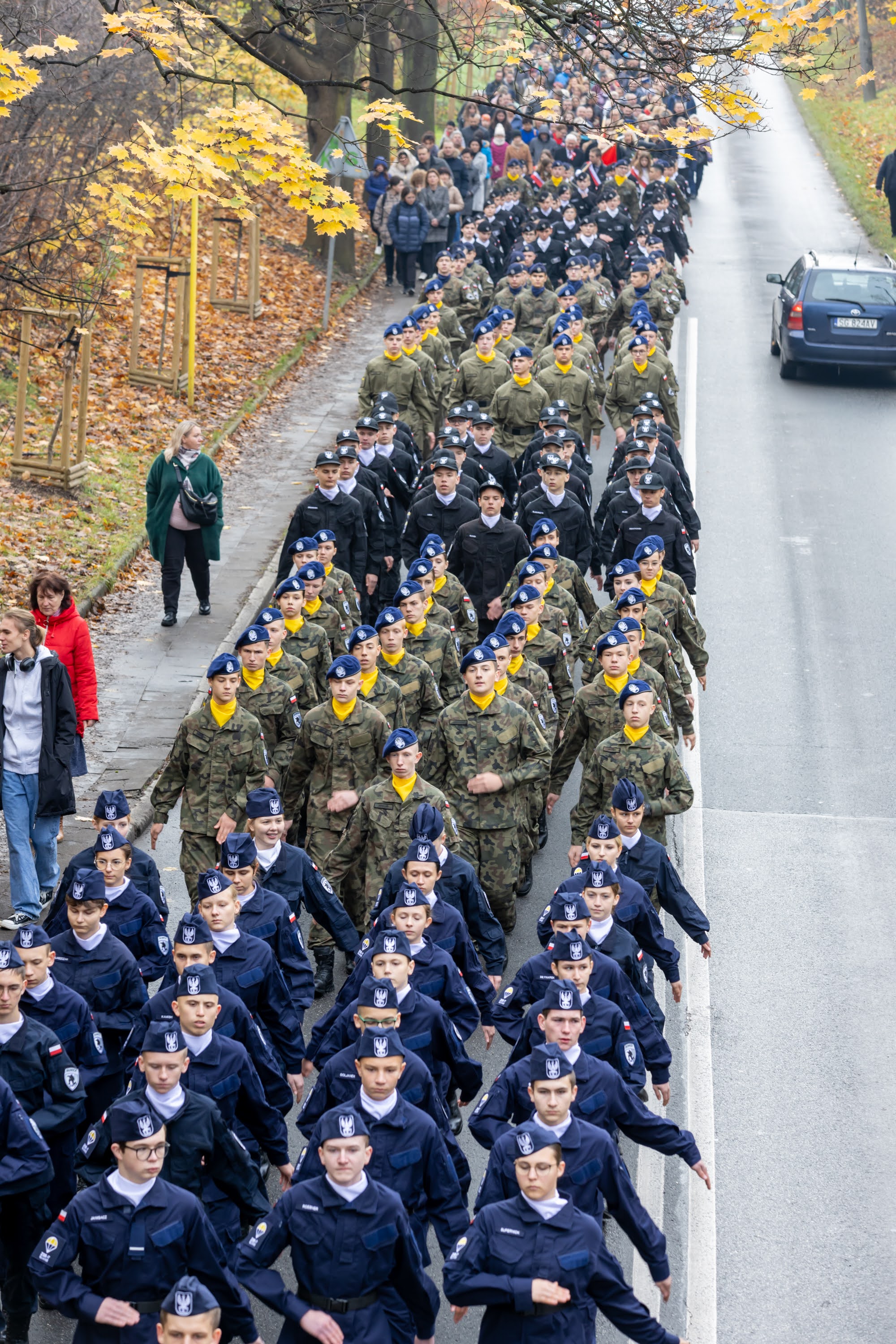 Uczniowie klas pierwszych mundurowych we wspólnym przemarszu