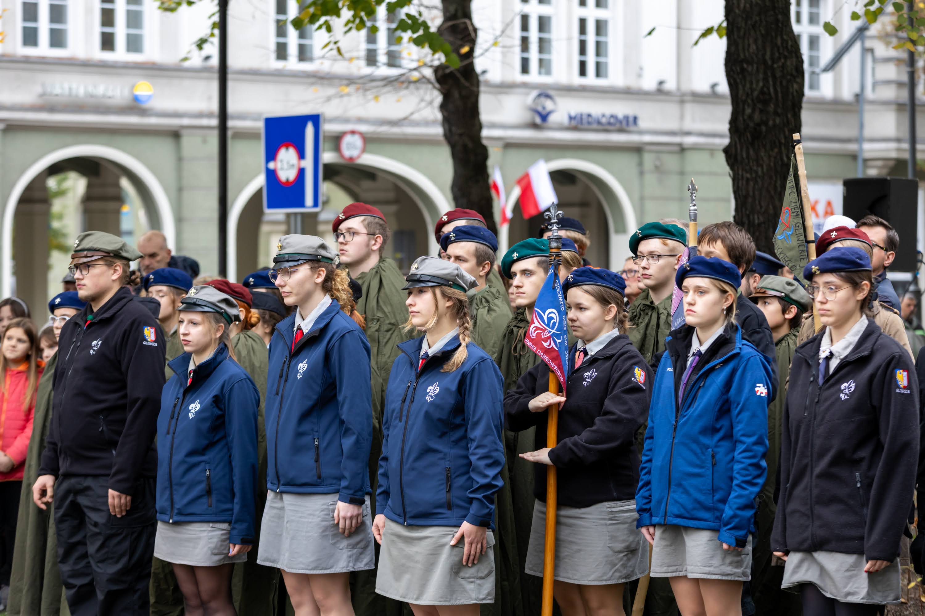 Harcerze stojący na baczność