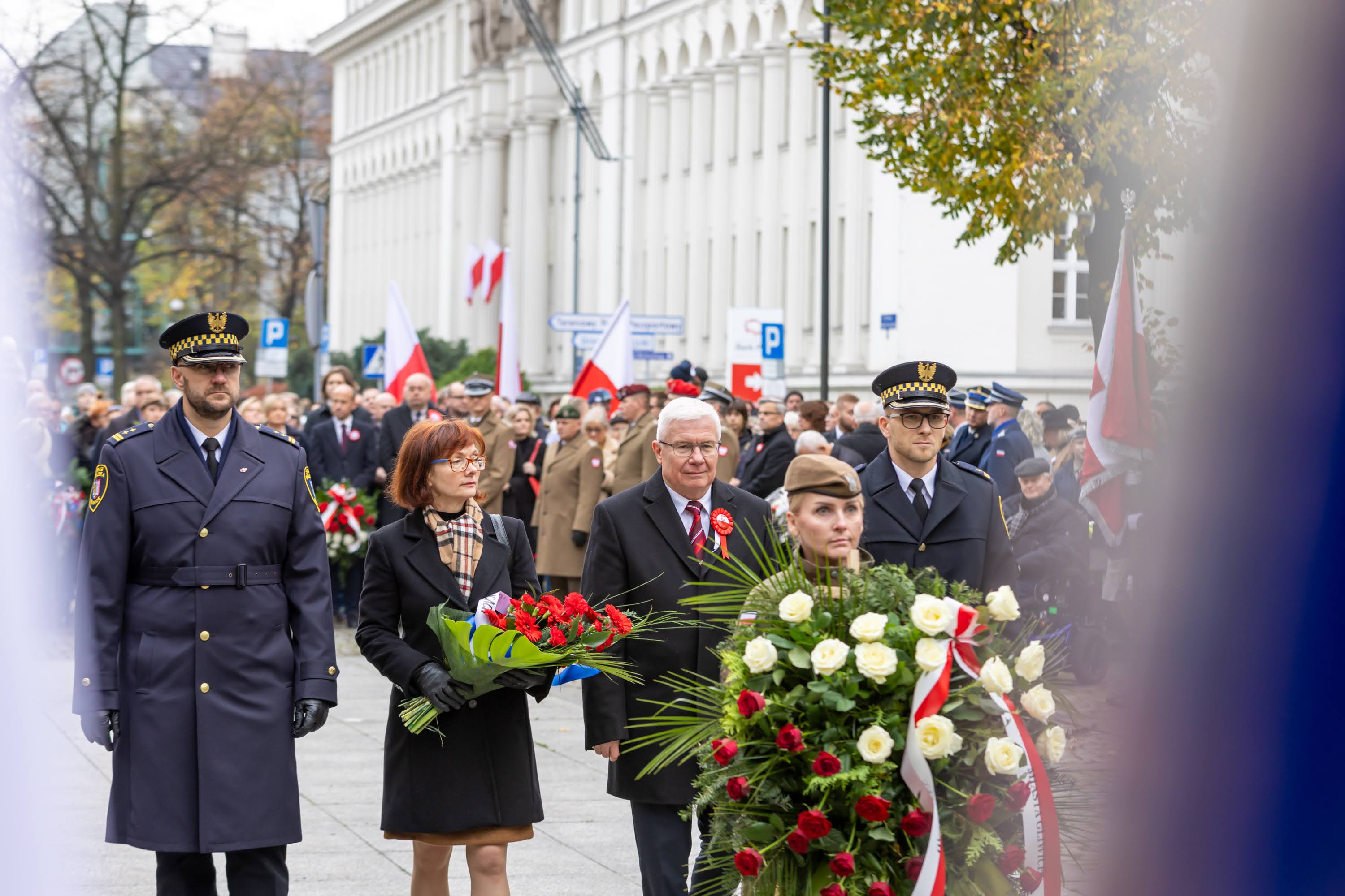 Przedstawiciele miasta składający kwiaty