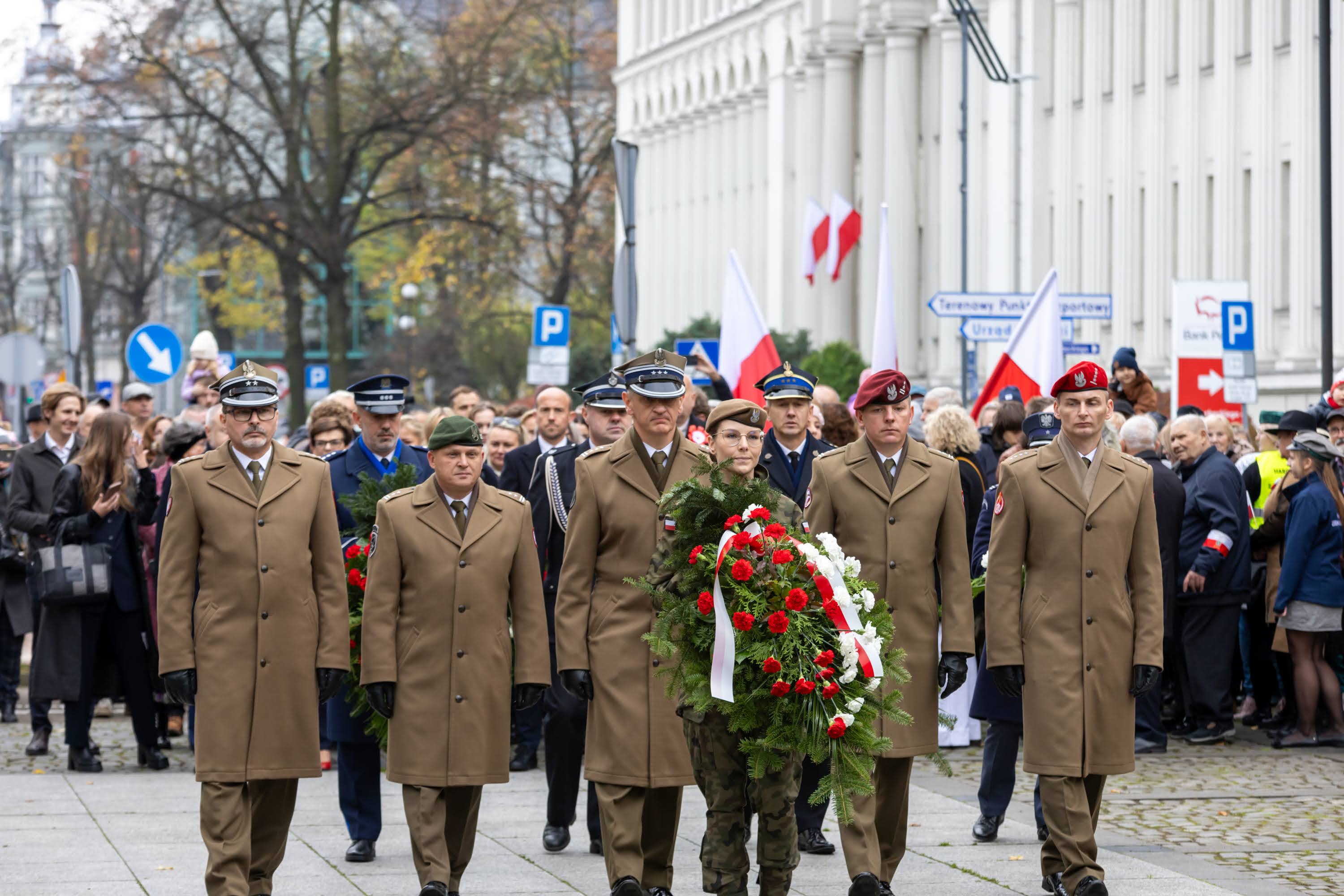 Przedstawiciele wojska składający kwiaty