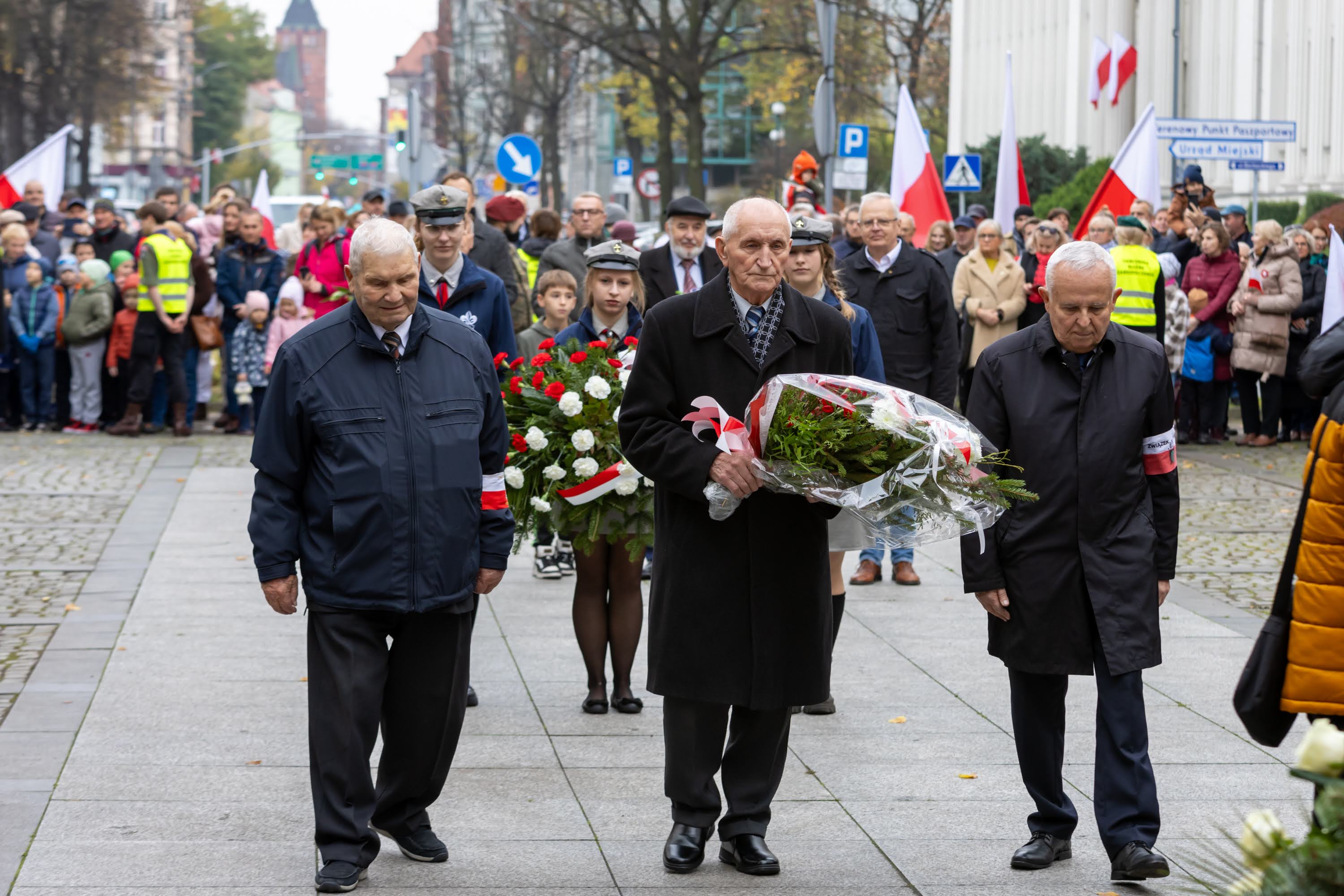 Sybiracy składający kwiaty