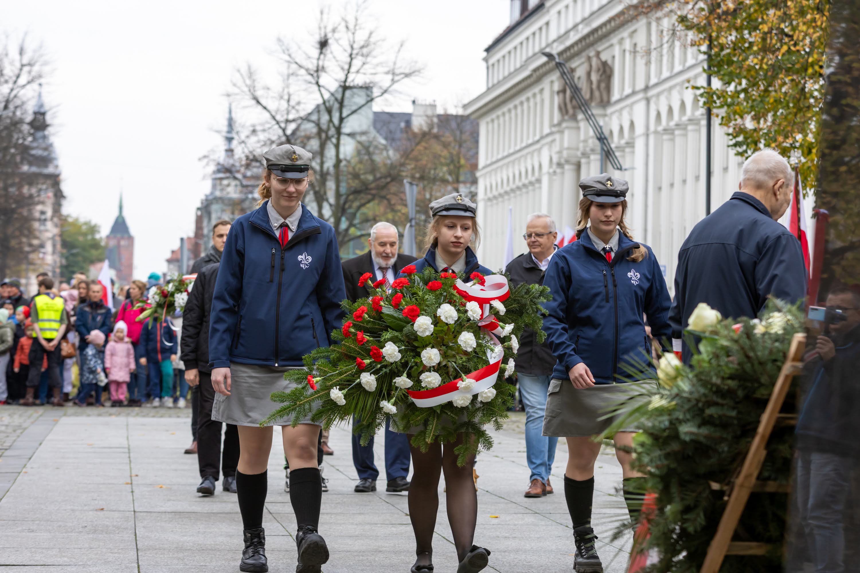 Harcerze składający kwiaty