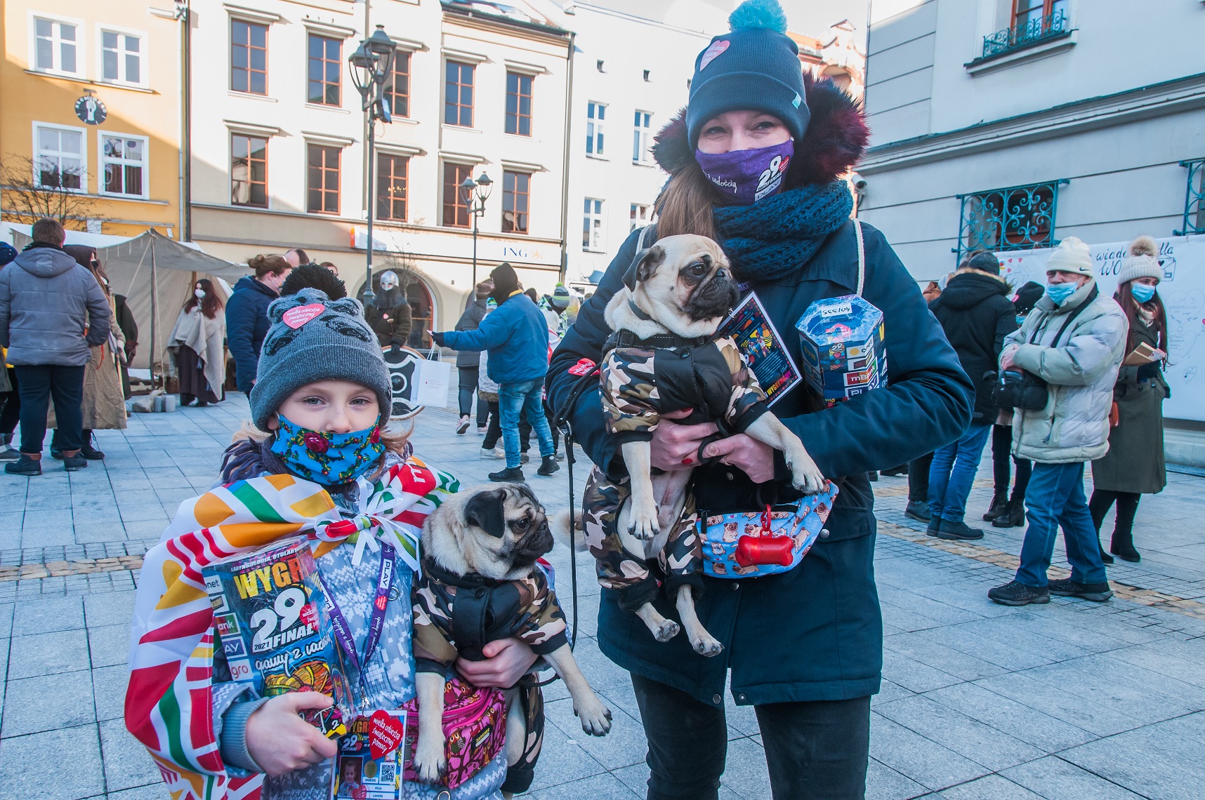 Mama z dzieckiem podczas kwesty na Rynku