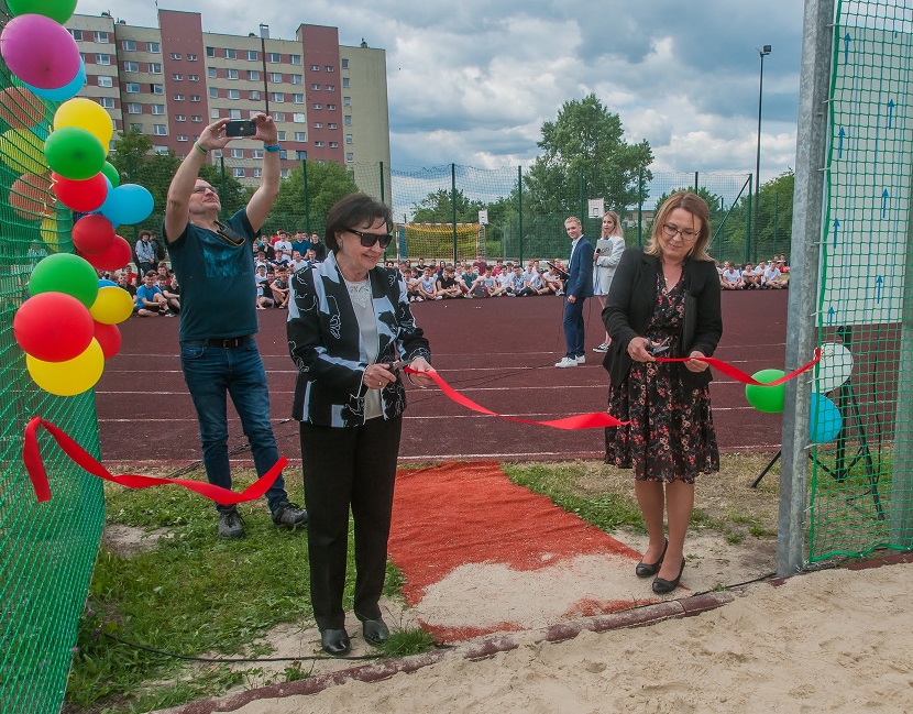 Radna Sowa i dyrektor szkoły przecinają wstęgę