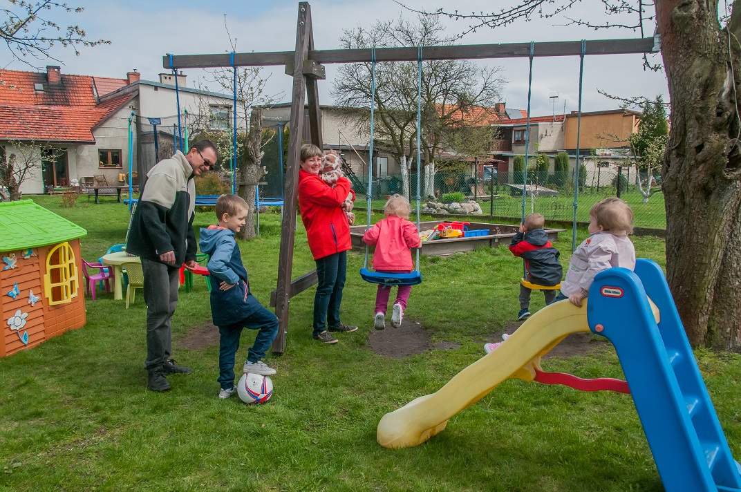 rodzina zastępcza na placu zabaw